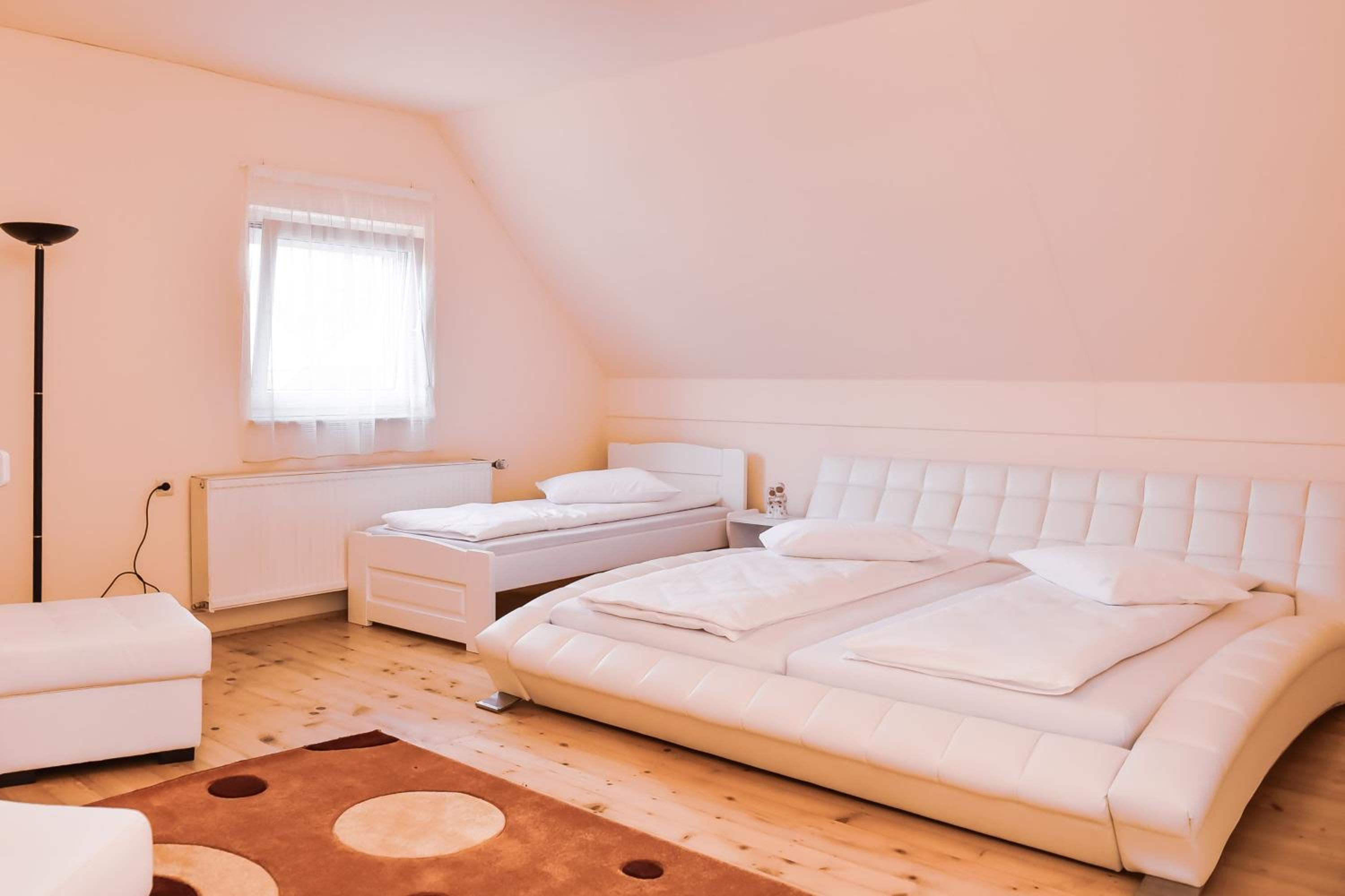 Six-Bedroom House photo 1