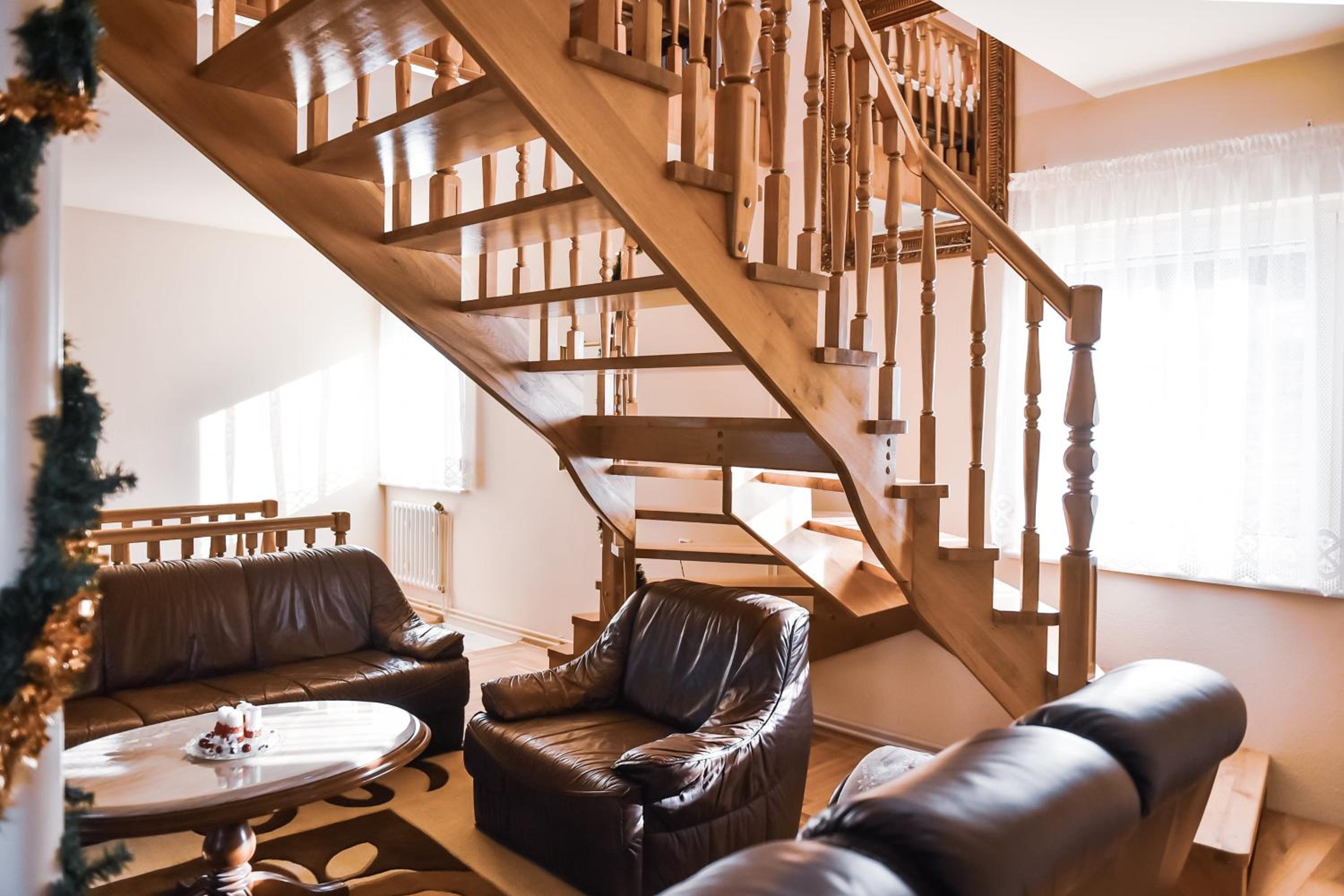 Six-Bedroom House photo 2
