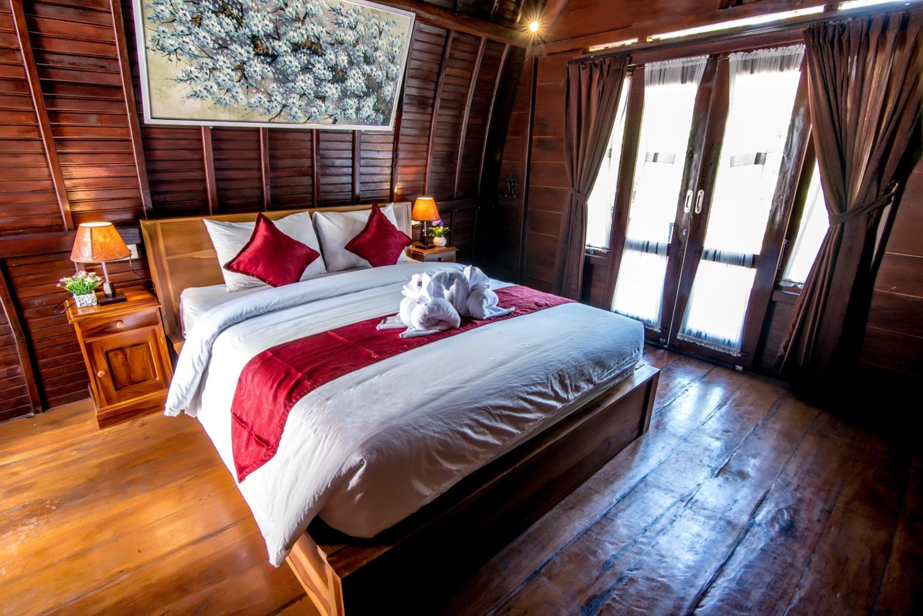 Deluxe Room (2 Adults + 1 Child) - Photo 3