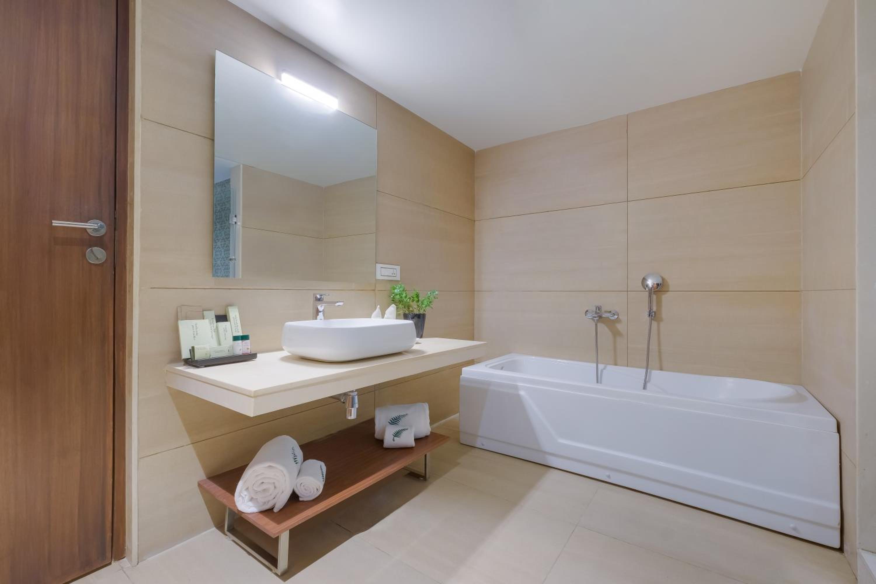 Fern Club Suite, with Bathtub, Balcony and City View - Photo 3