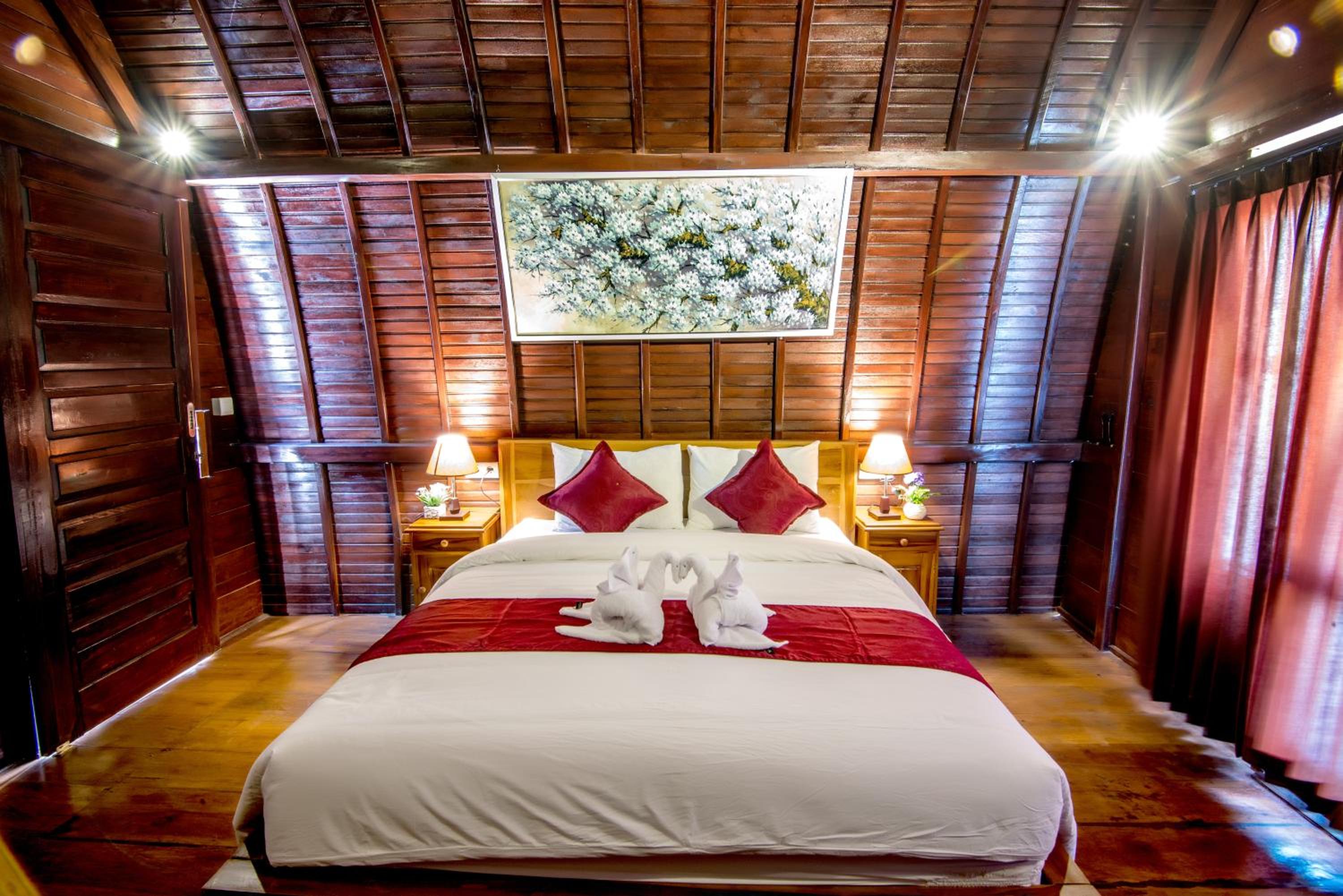 Deluxe Room (2 Adults + 1 Child) - Photo 1