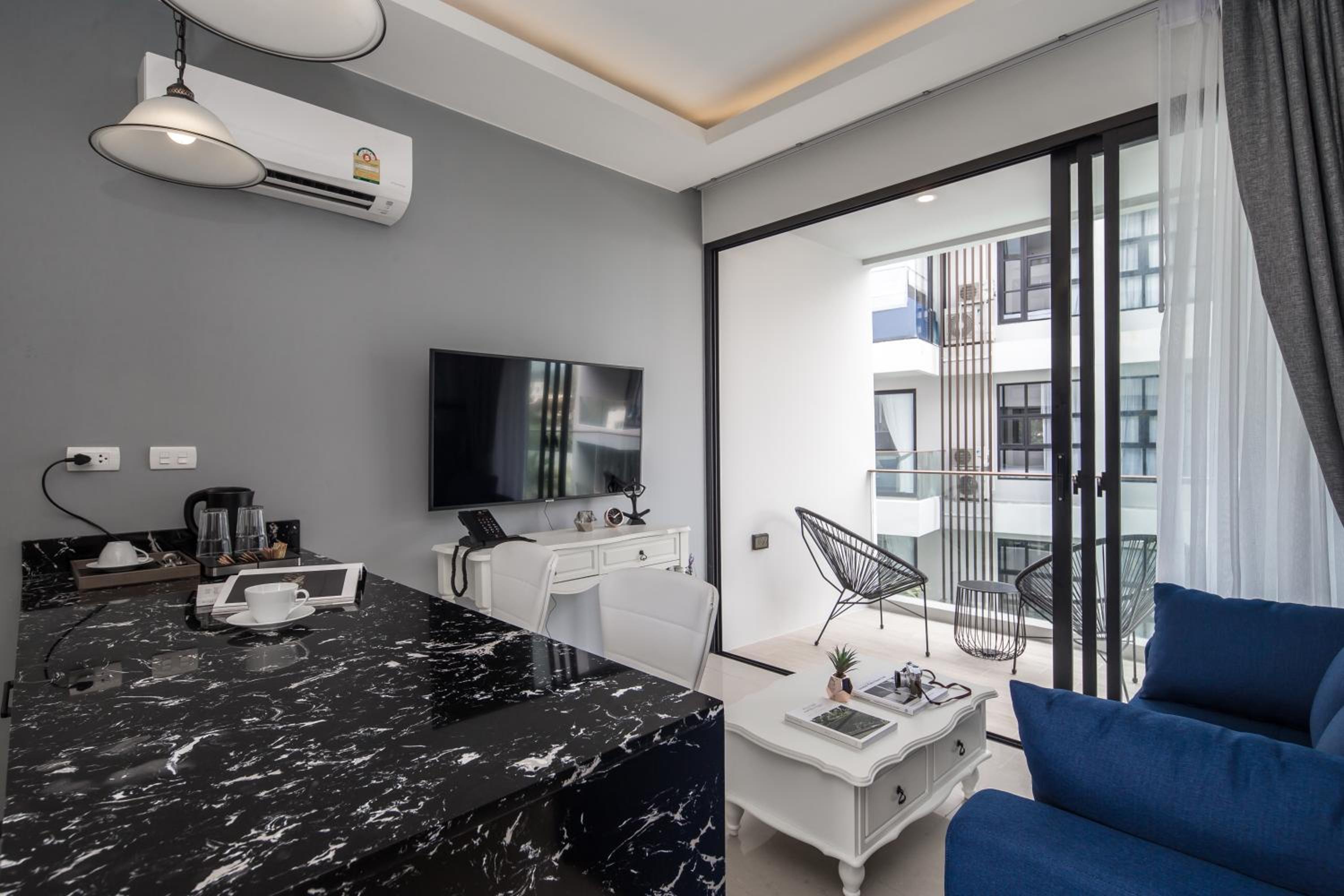 Deluxe Double or Twin Room with Pool View - Photo 12