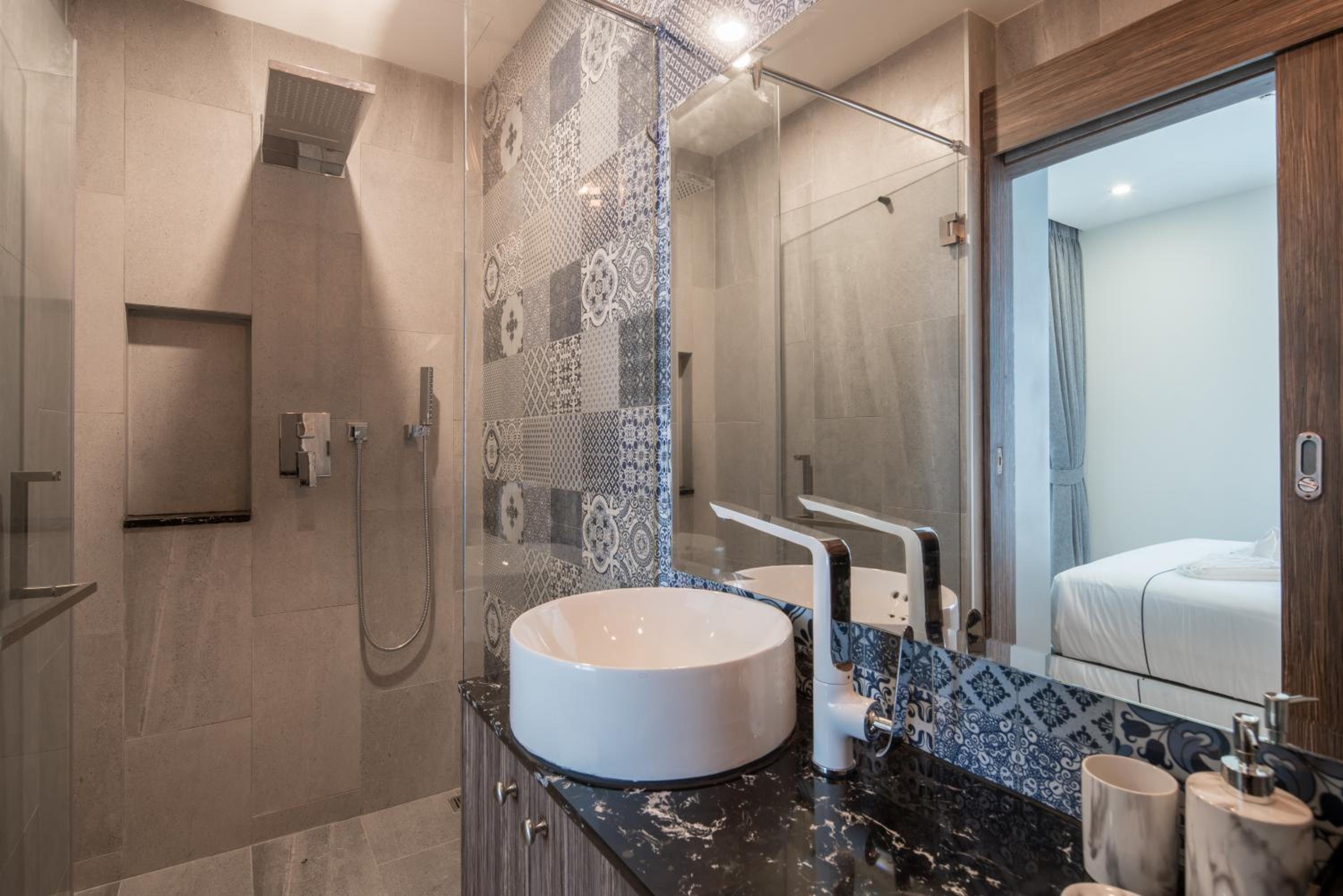 Deluxe Double or Twin Room with Pool View - Photo 15