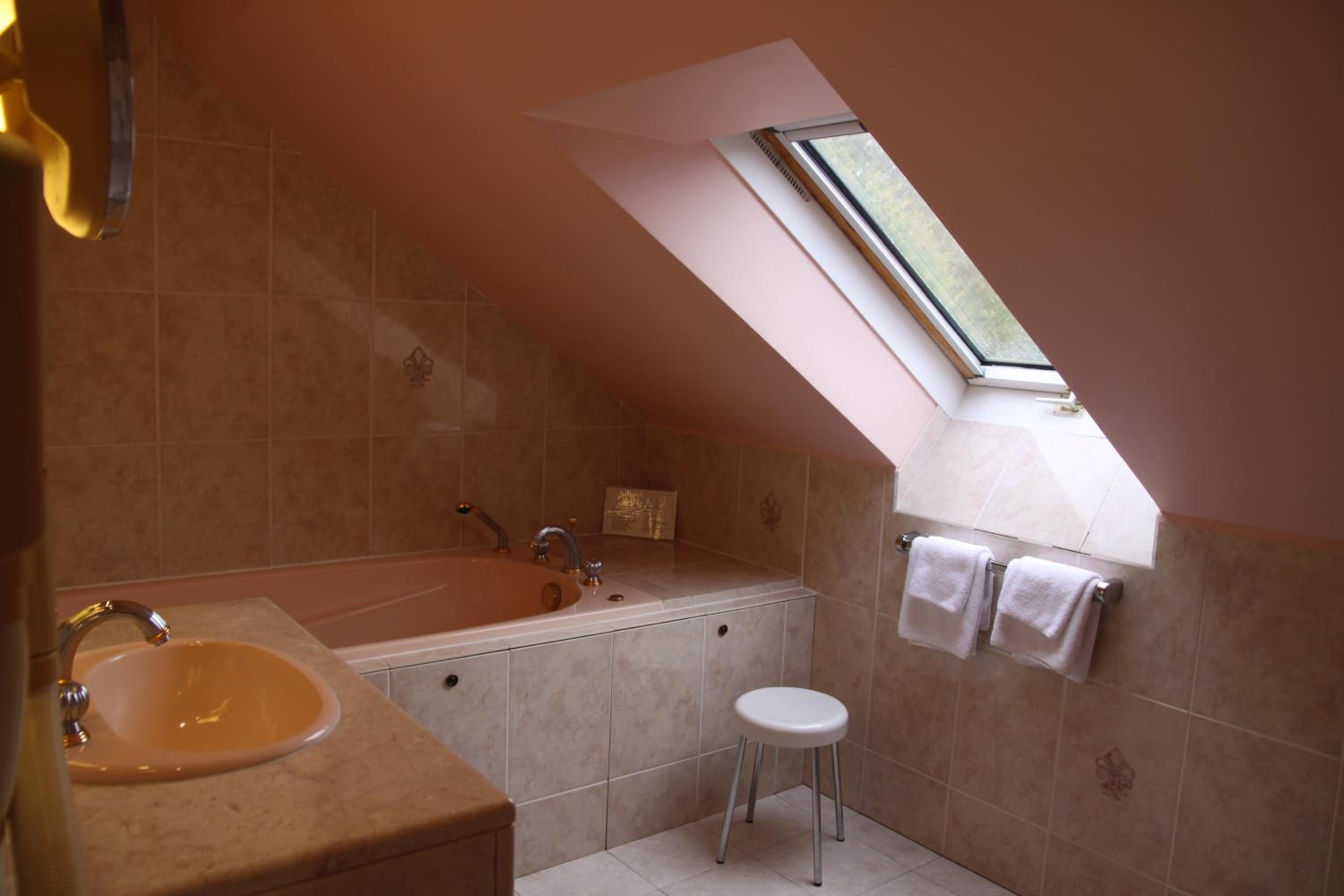 Suite with Spa Bath - Photo 4