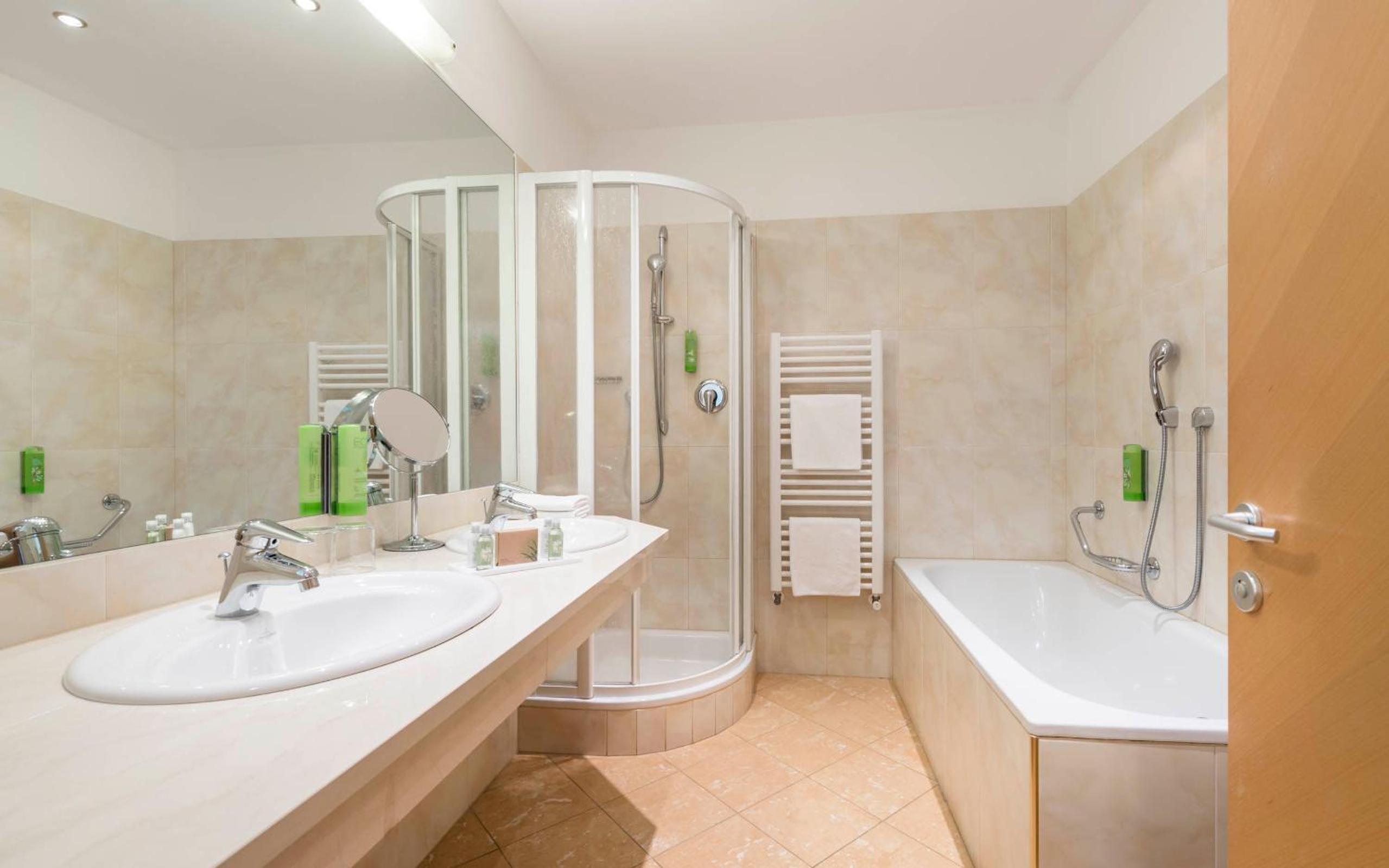 Standard Double Room with Balcony - Photo 4