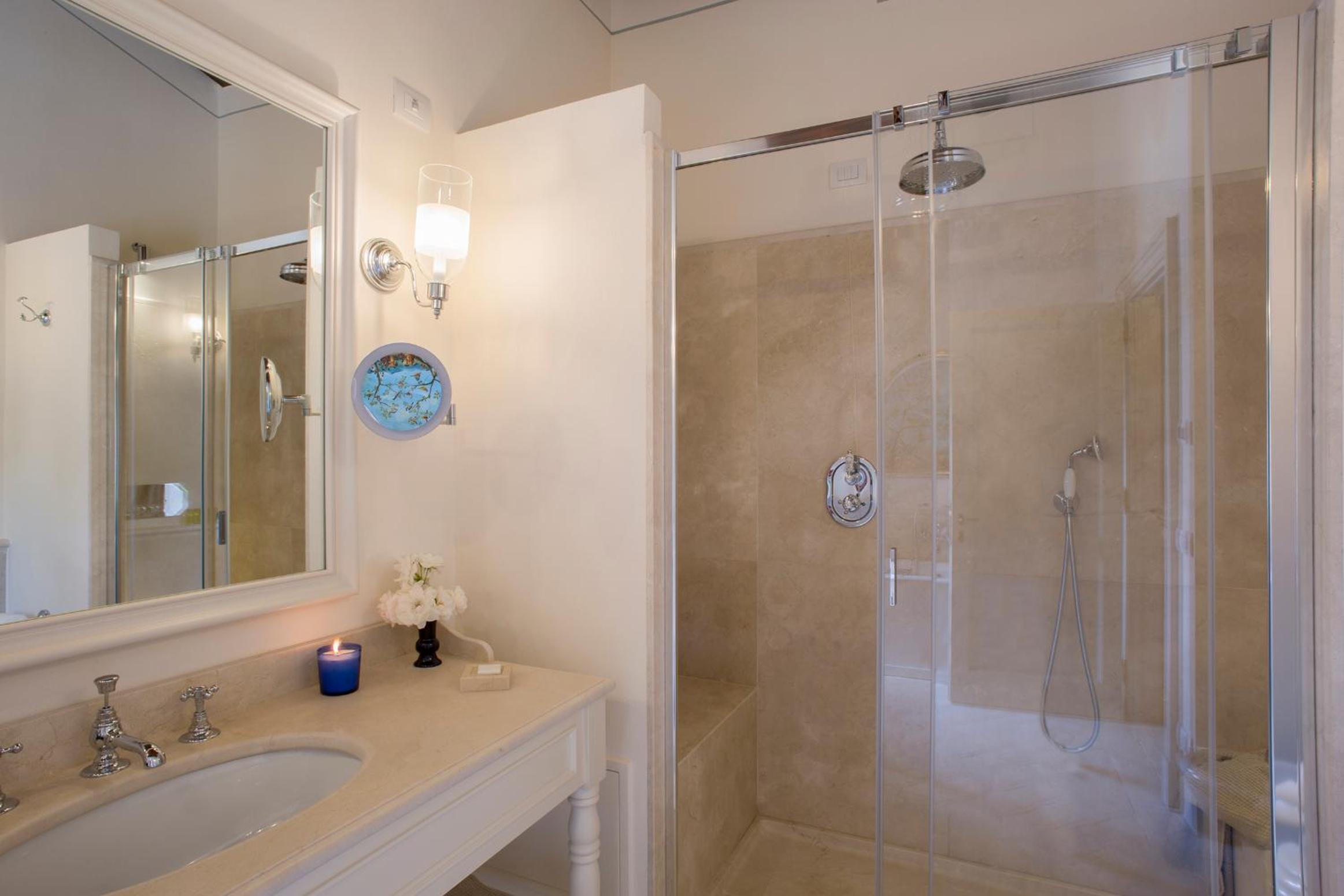 Suite - Photo 5