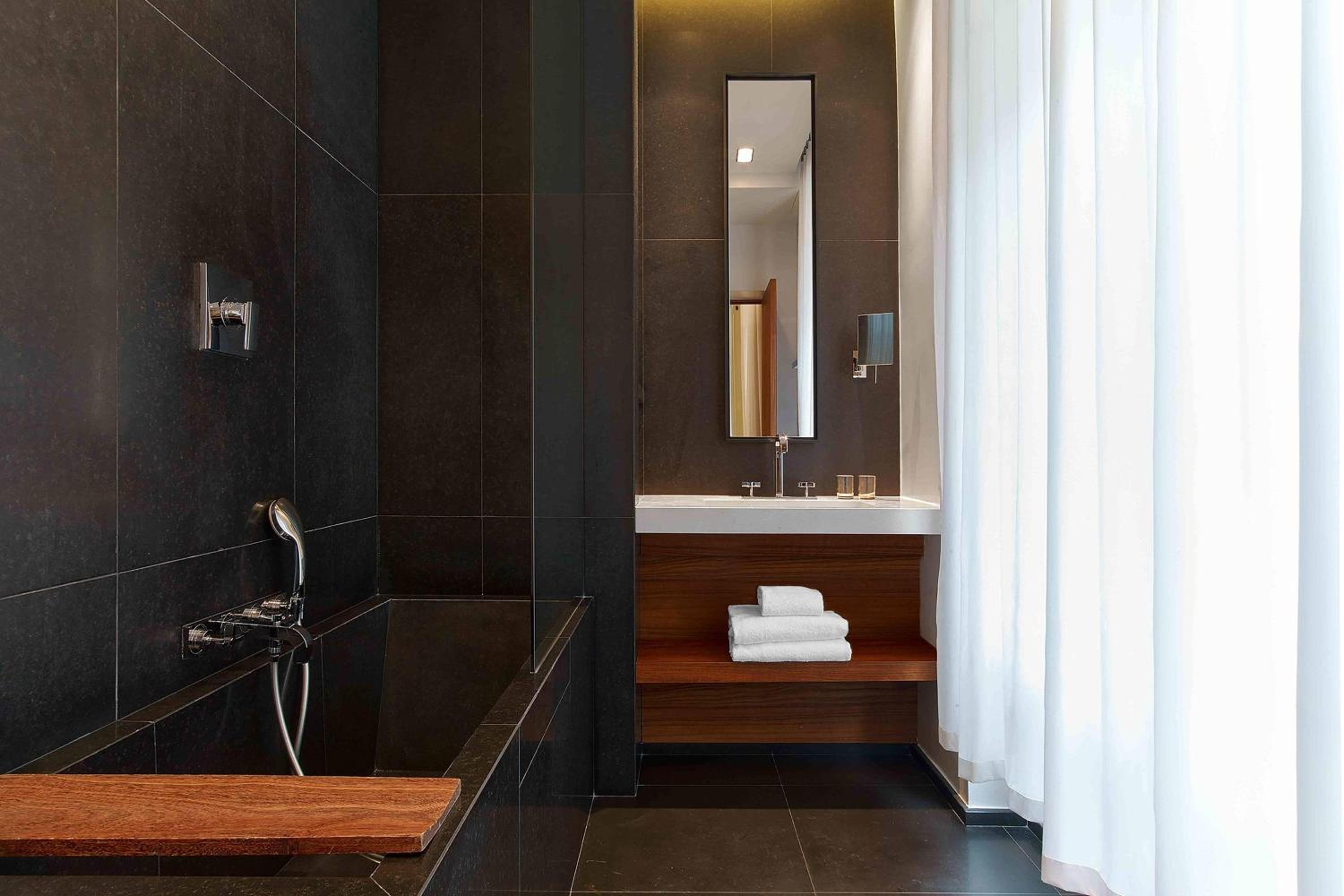 Prestige Twin Room with Partial Eiffel View thumbnail 6
