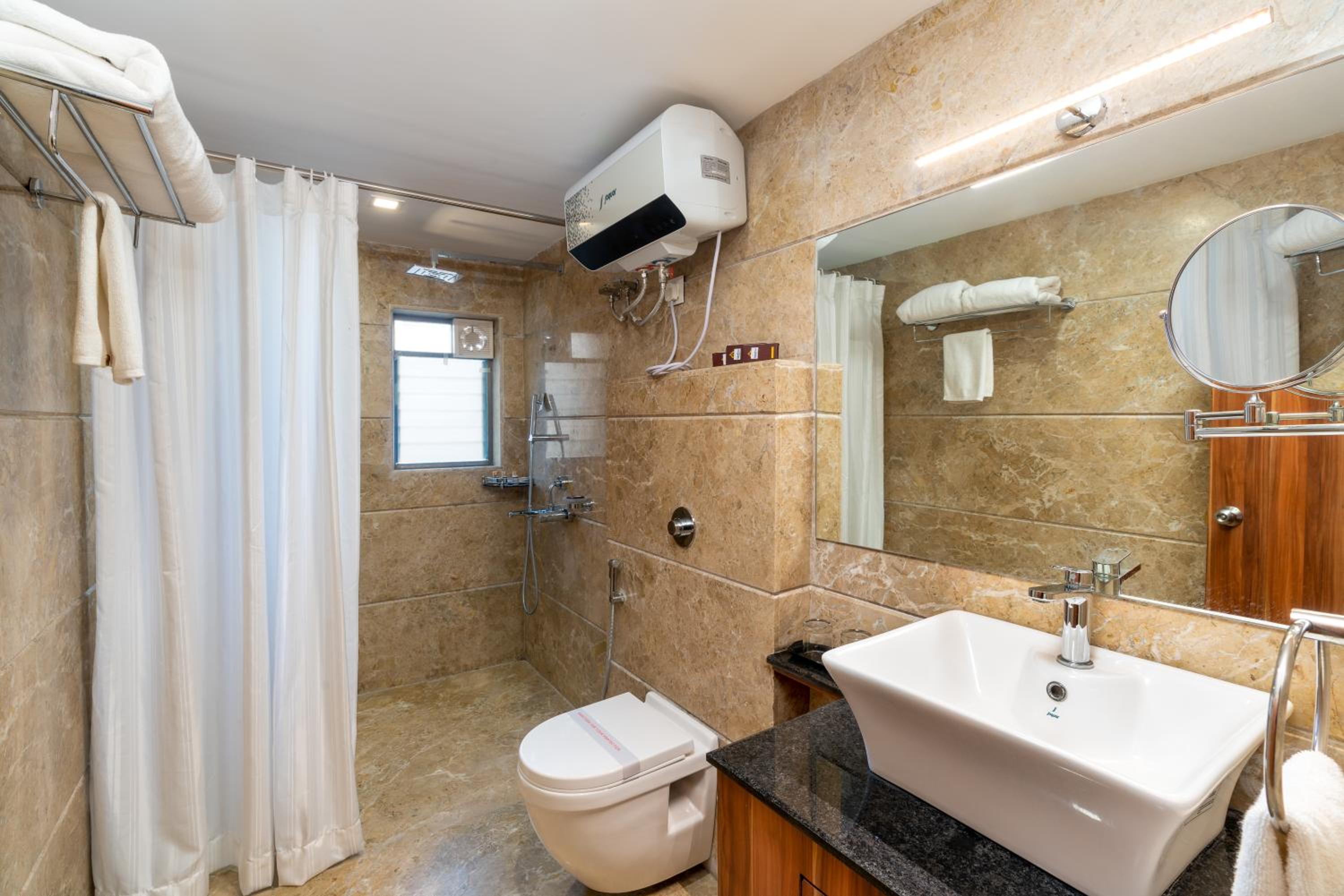 Suite - Photo 11