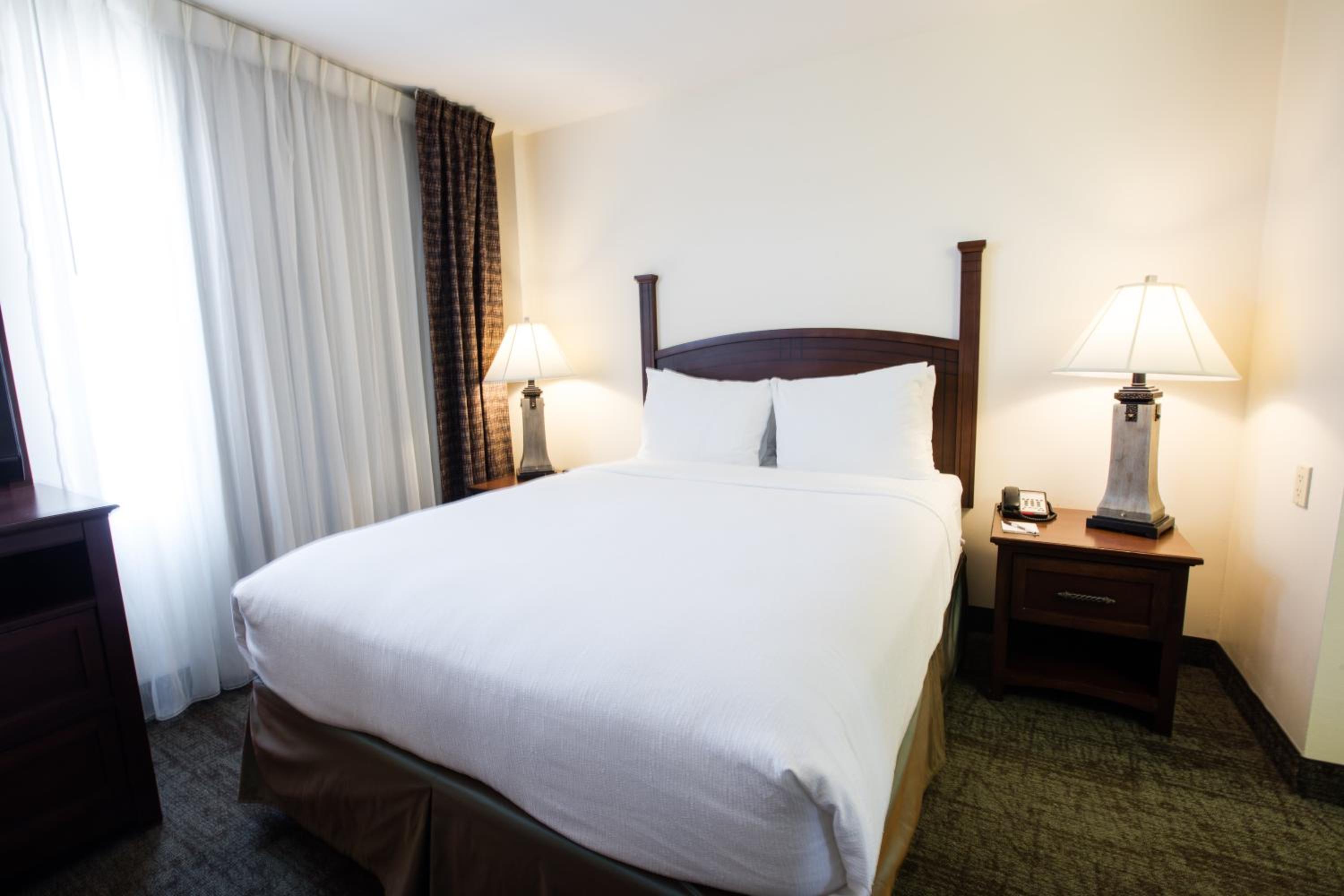 One-Bedroom Queen Suite -Non-Smoking - Photo 8