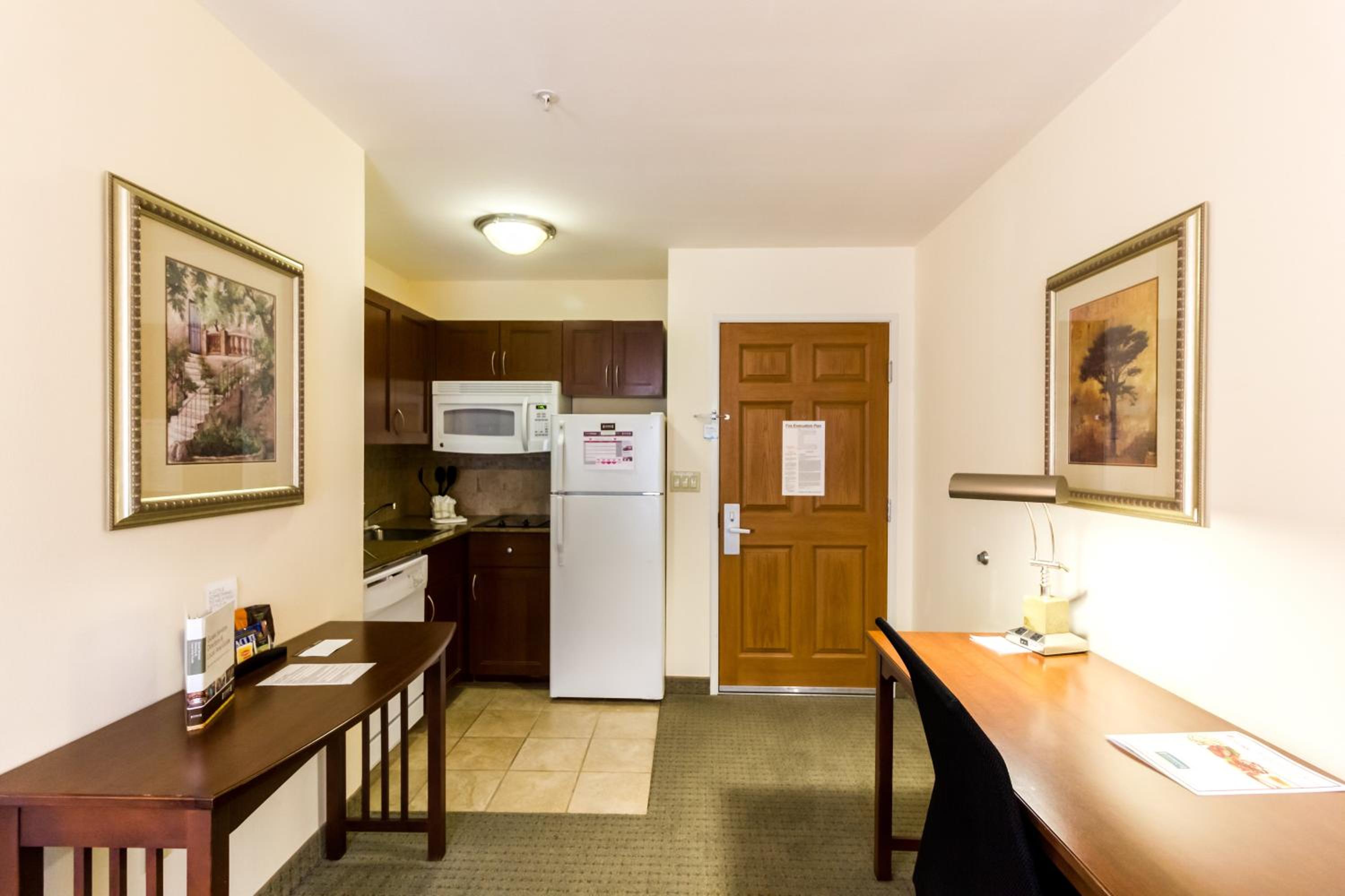 Queen Studio Suite - Photo 9