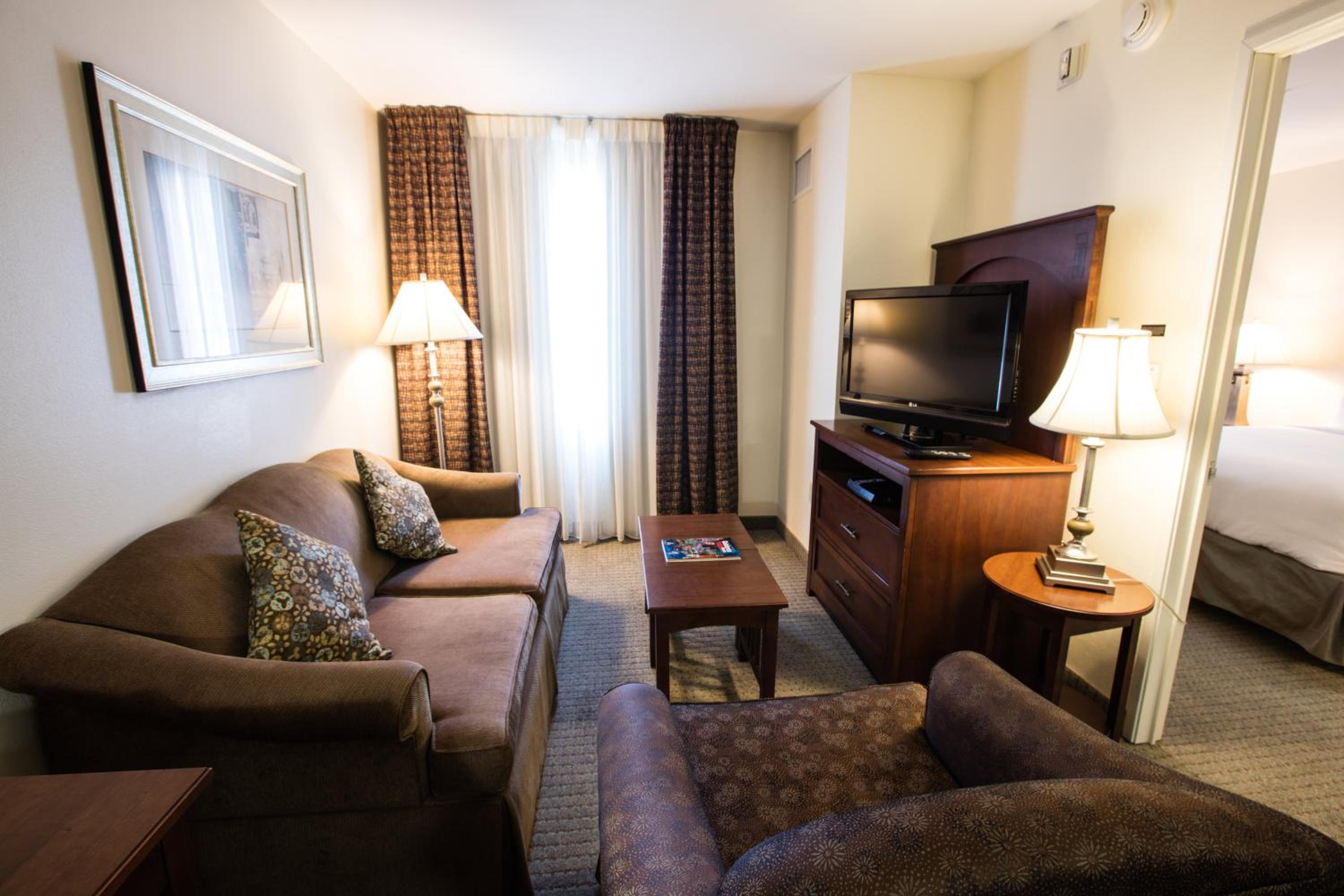 Two Bedroom Suite with One Queen Bed and Two Double Beds - Non-Smoking - Photo 3