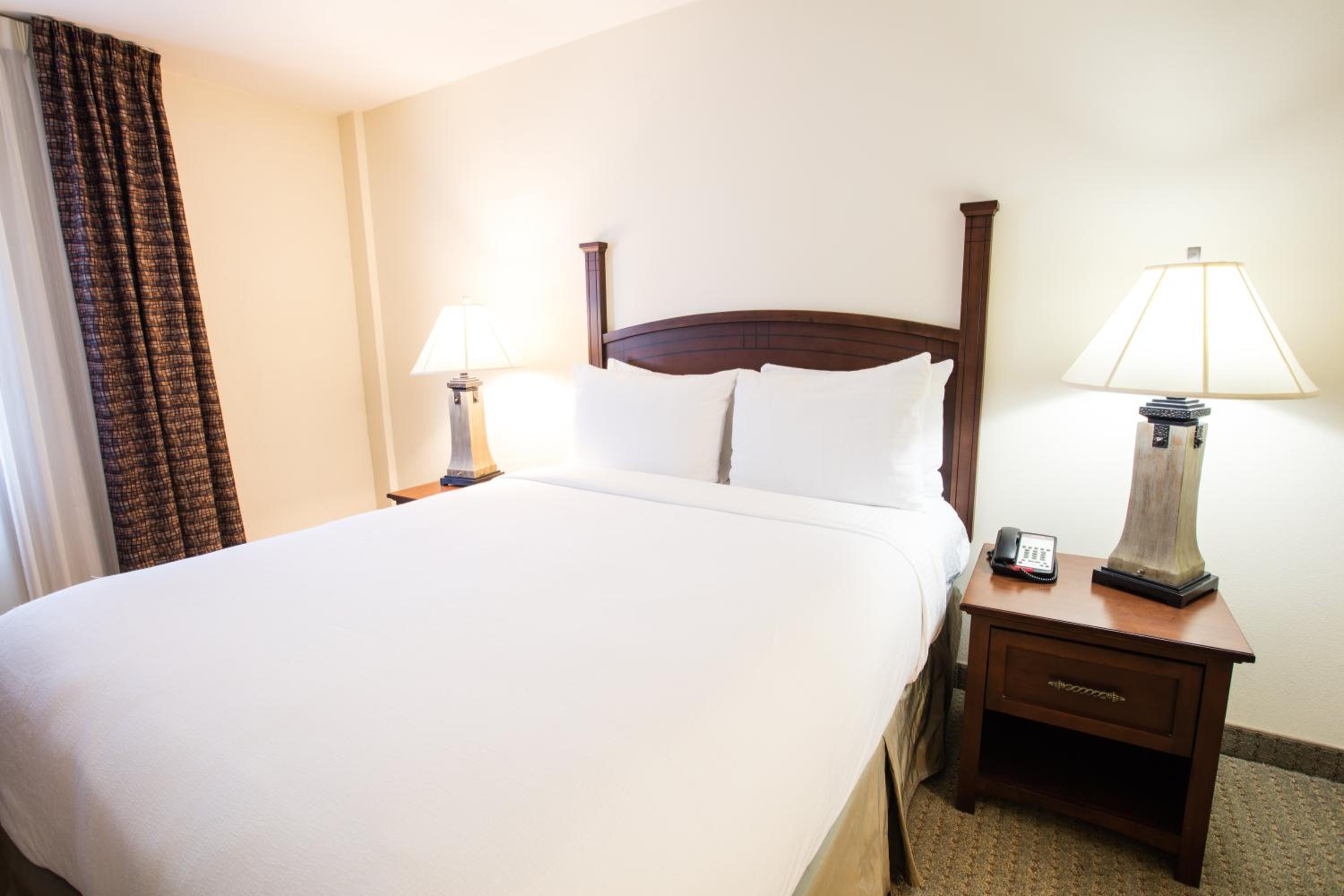 One-Bedroom Queen Suite -Non-Smoking - Photo 4