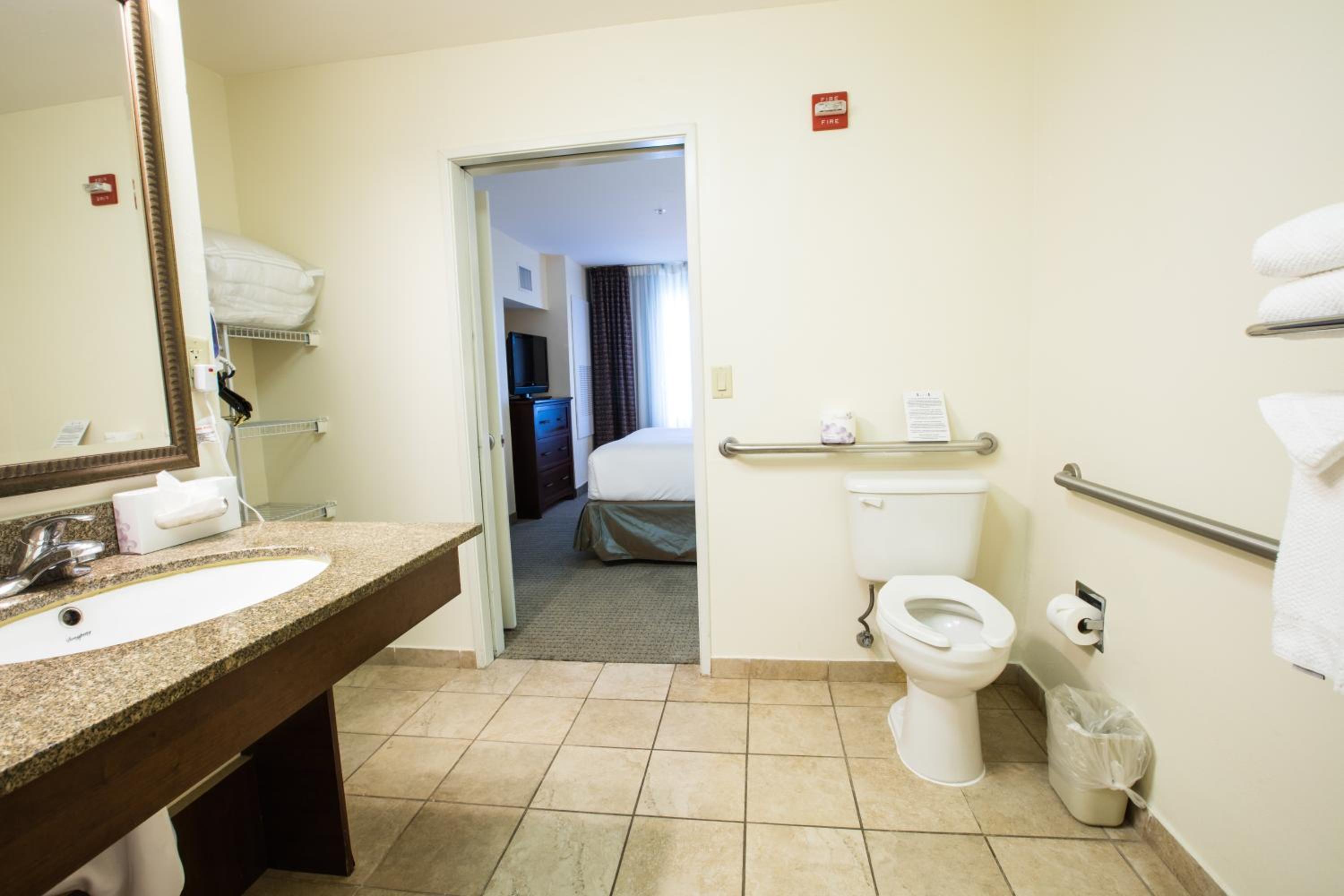 Queen Room - Mobility Access Roll in Shower/Non-Smoking - Photo 2