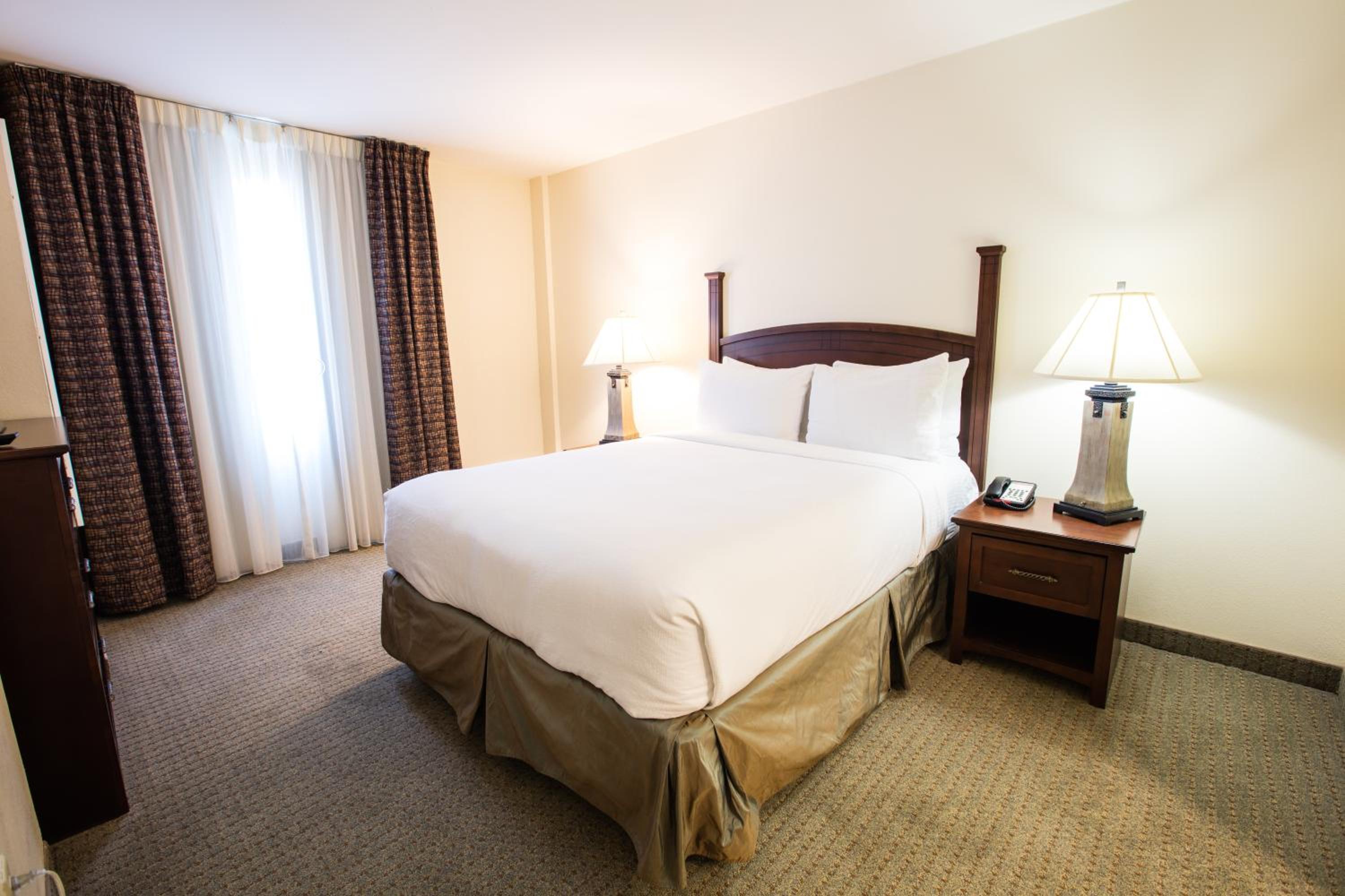 One-Bedroom Queen Suite -Non-Smoking - Photo 6