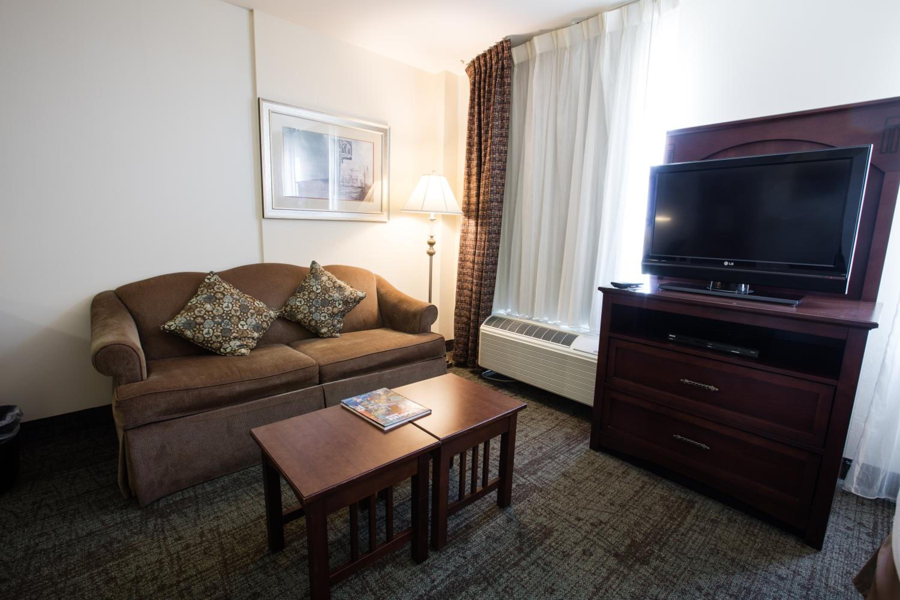 Queen Studio Suite - Photo 6