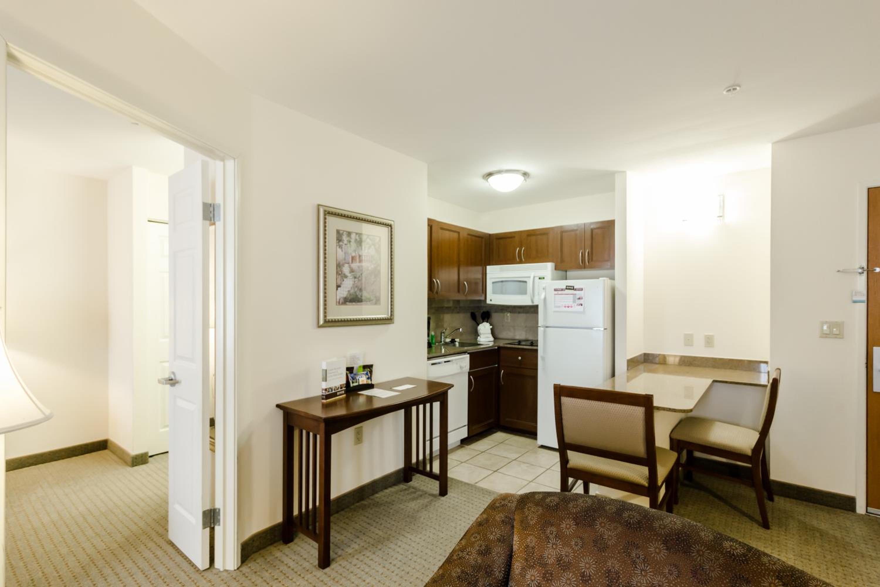 Two Bedroom Suite with One Queen Bed and Two Double Beds - Non-Smoking - Photo 1
