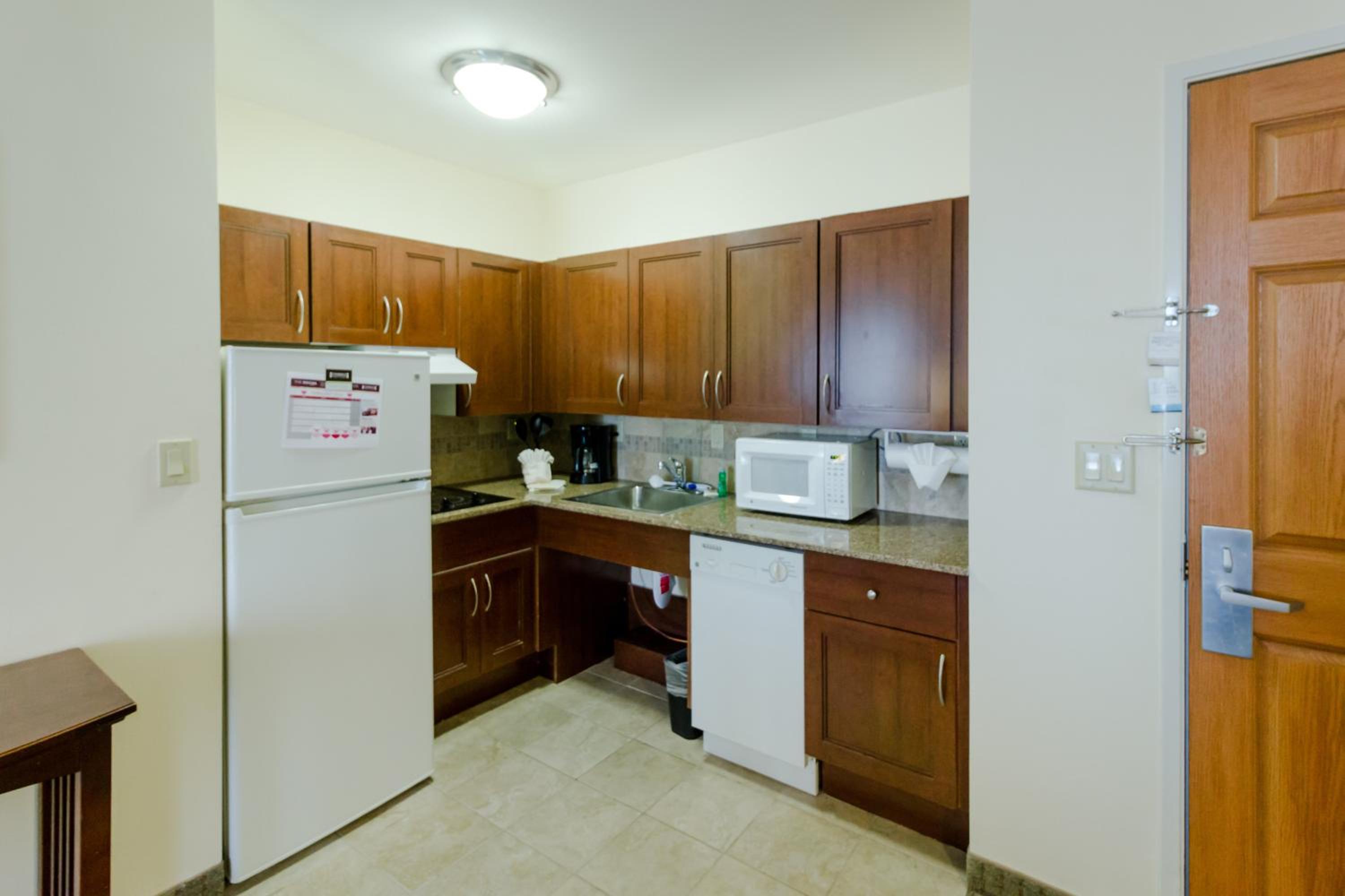 Queen Studio Suite - Photo 8