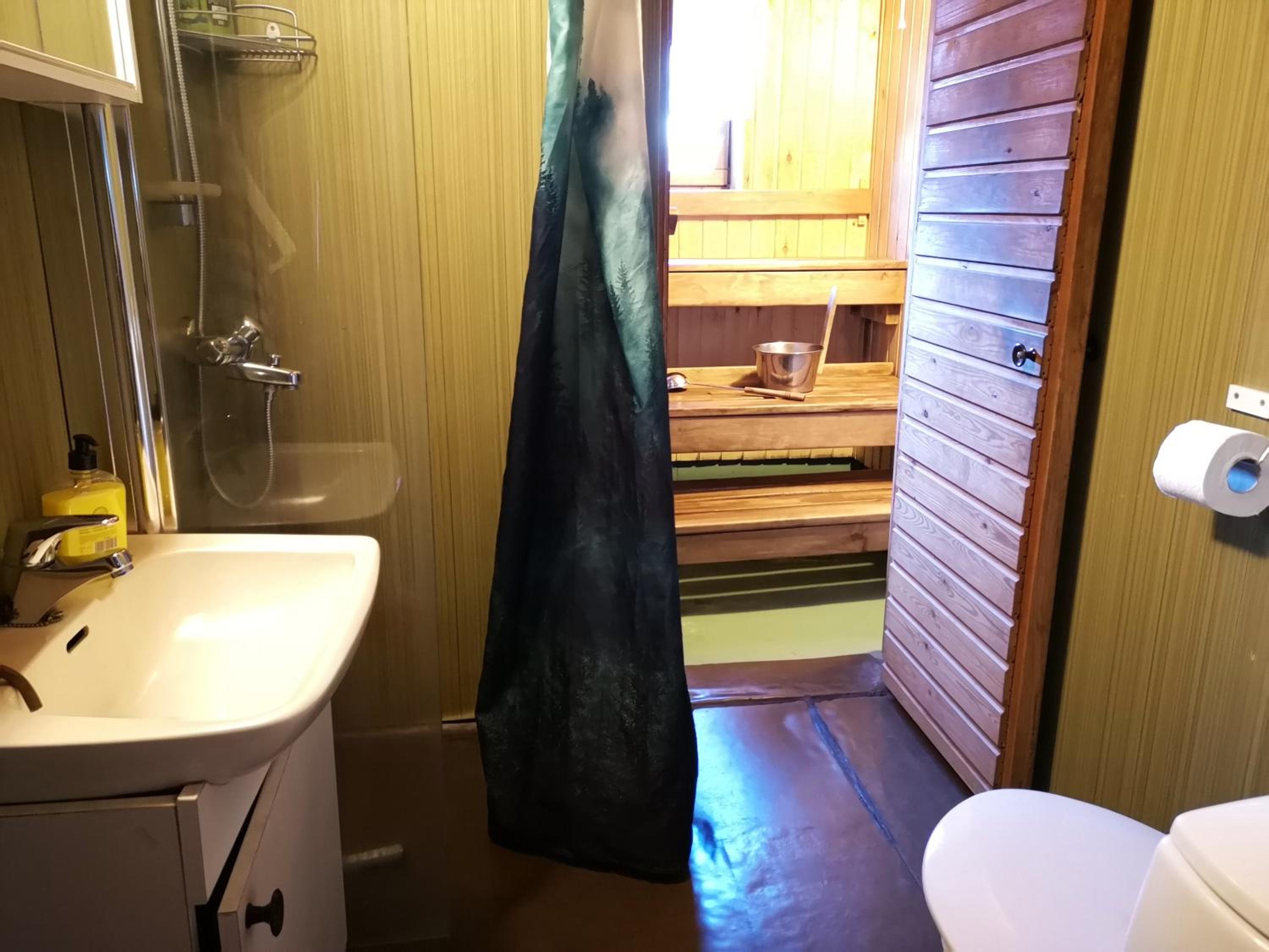 Three-Bedroom House with Private Sauna - Photo 10
