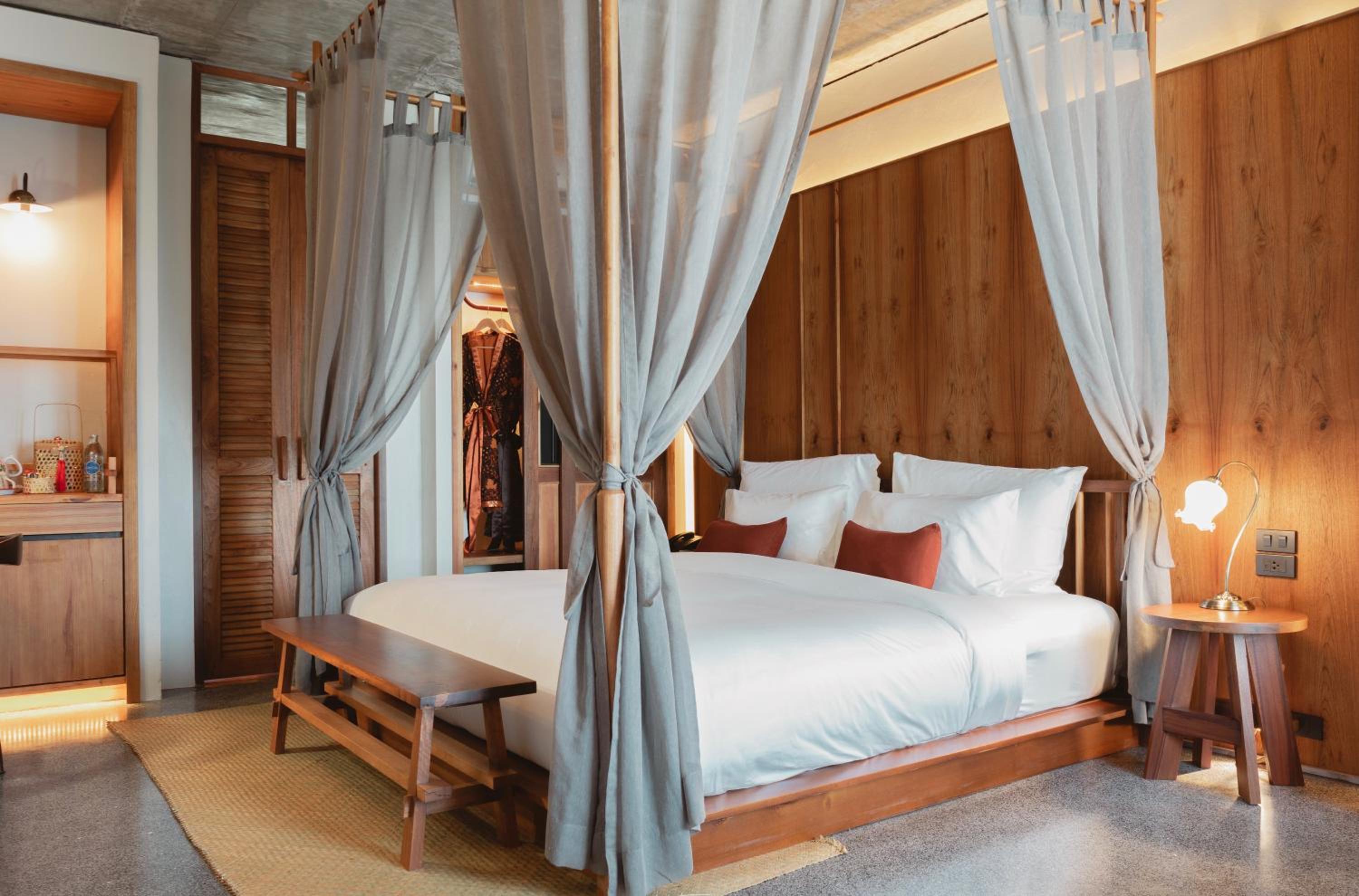 Deluxe with Bathtub
