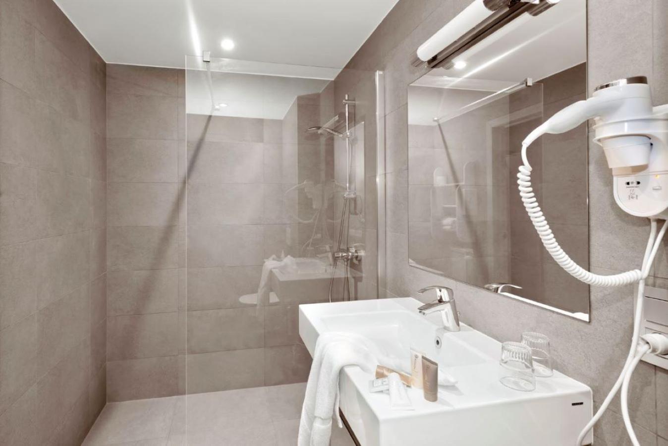 Standard Double Room with Bath or Shower photo 2