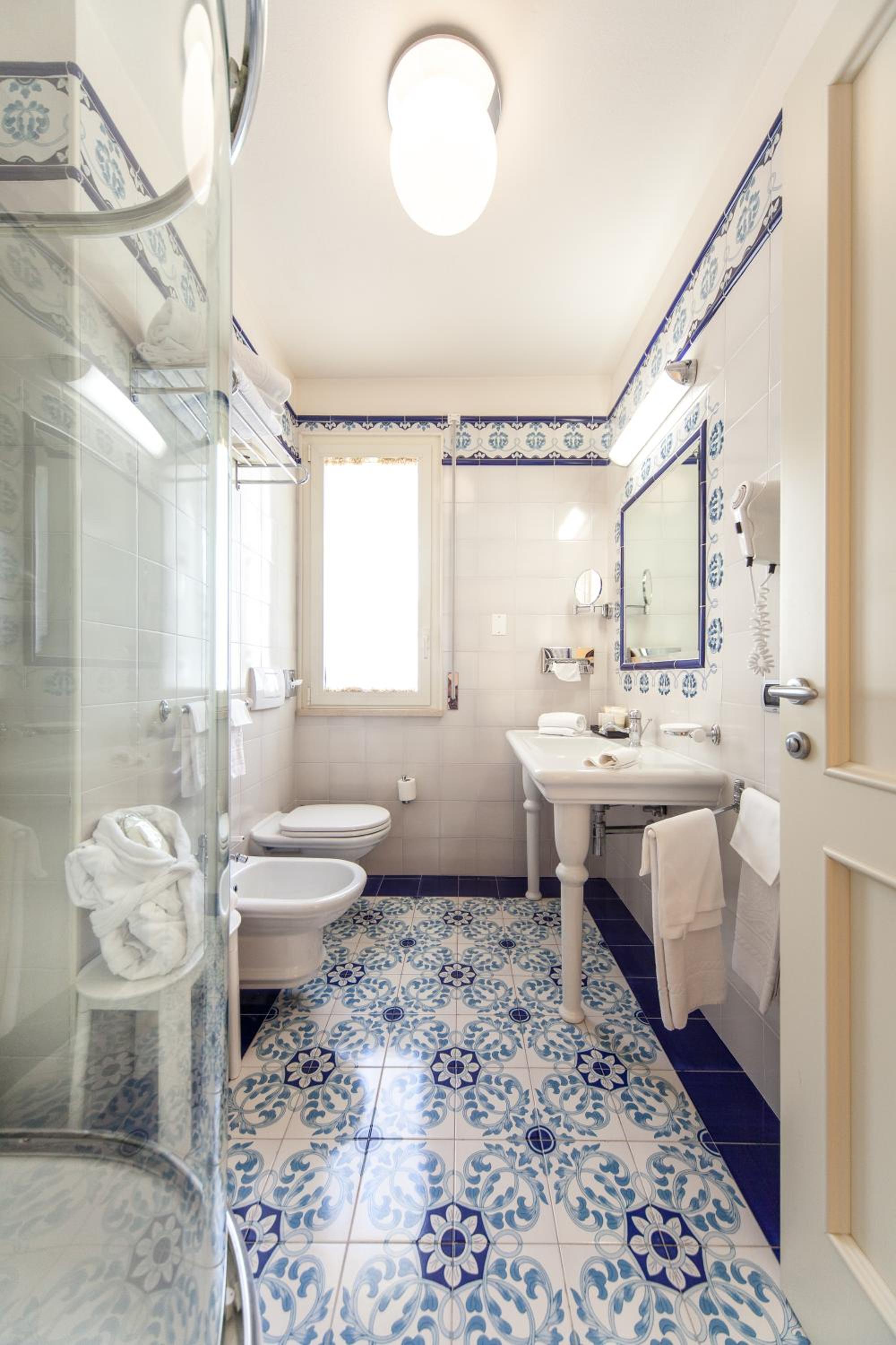 Classic Double or Twin Room with Sea View - Photo 4