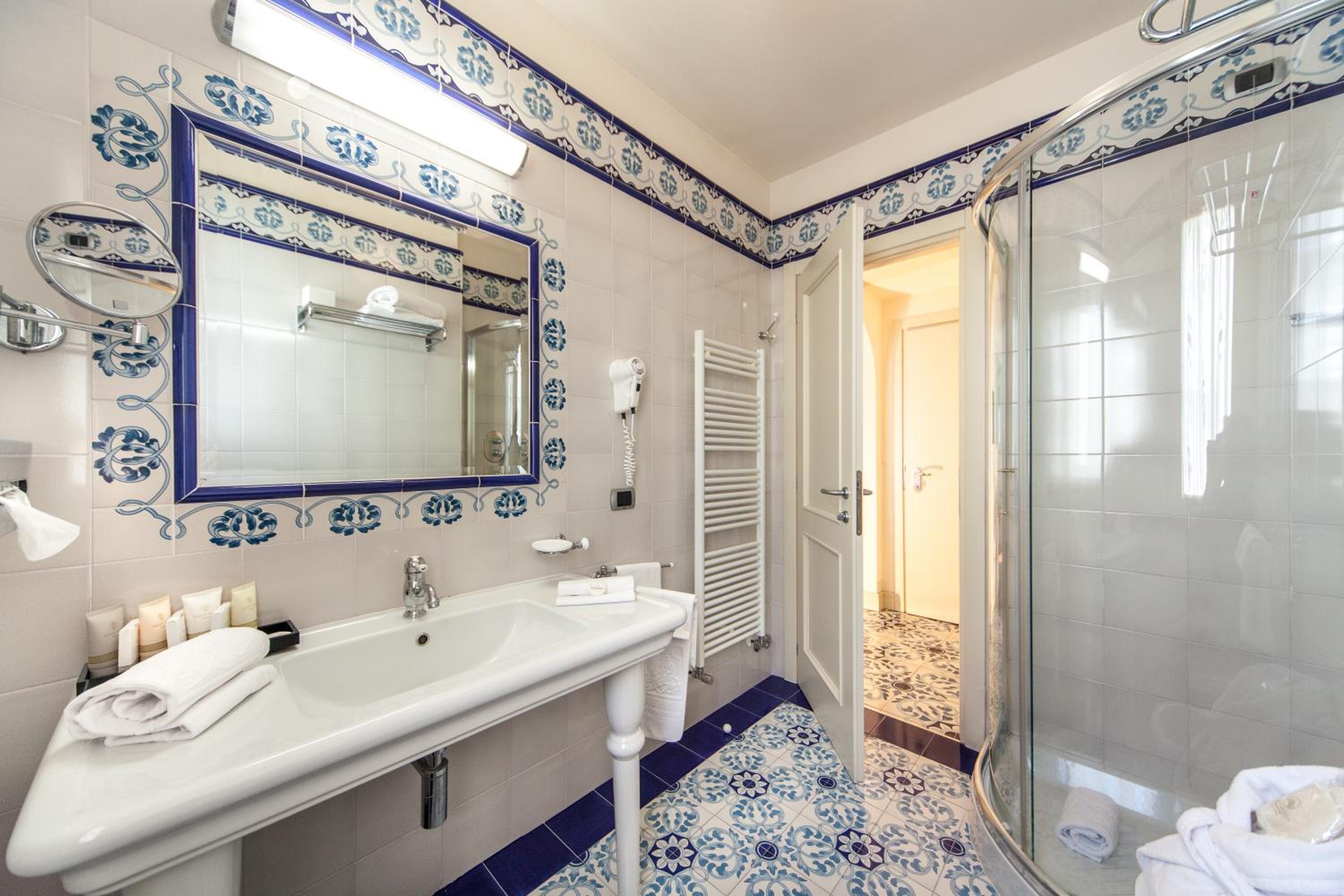 Classic Double or Twin Room with Sea View - Photo 3