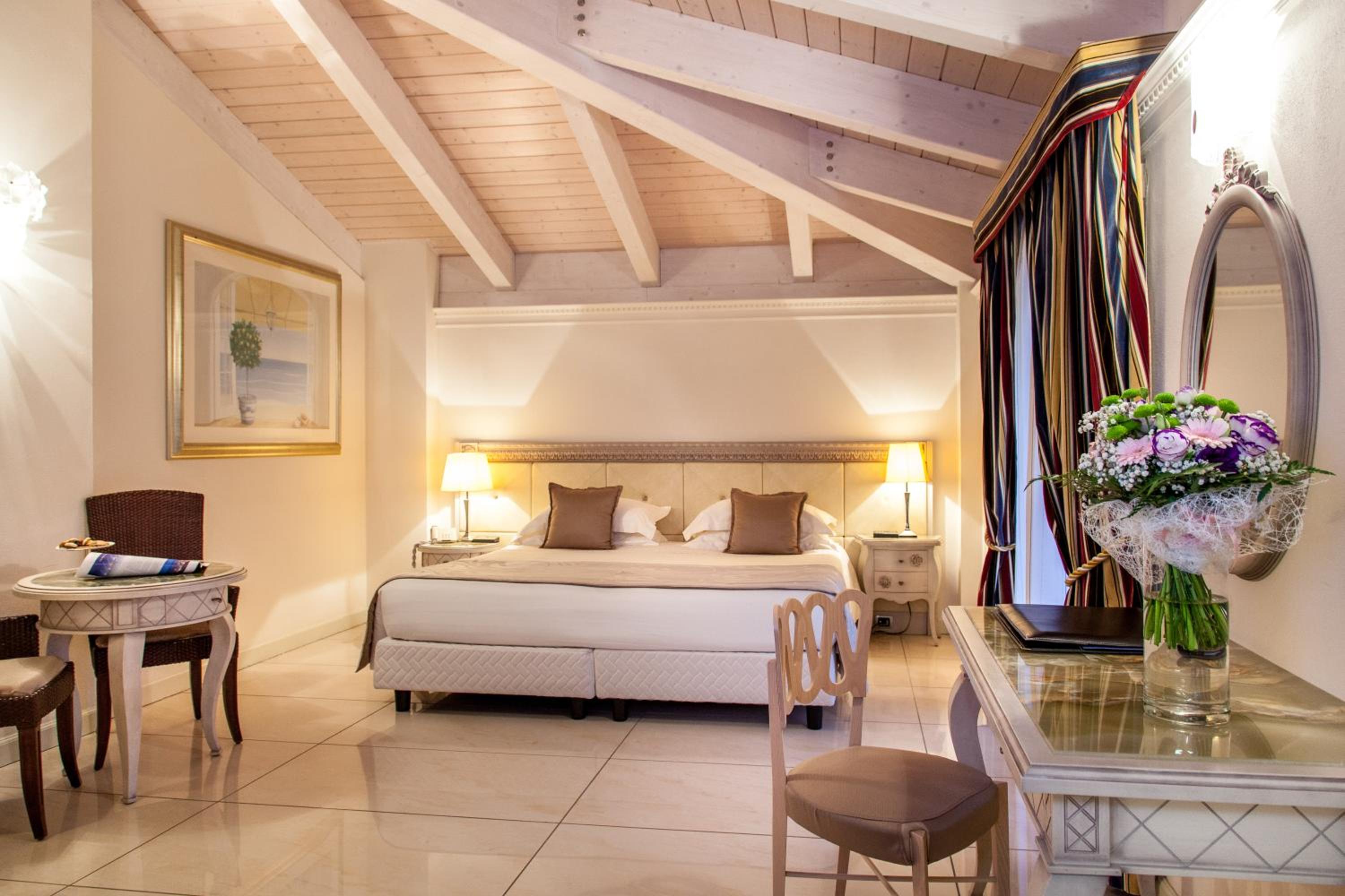 Deluxe Double or Twin Room with Sea View - Photo 10