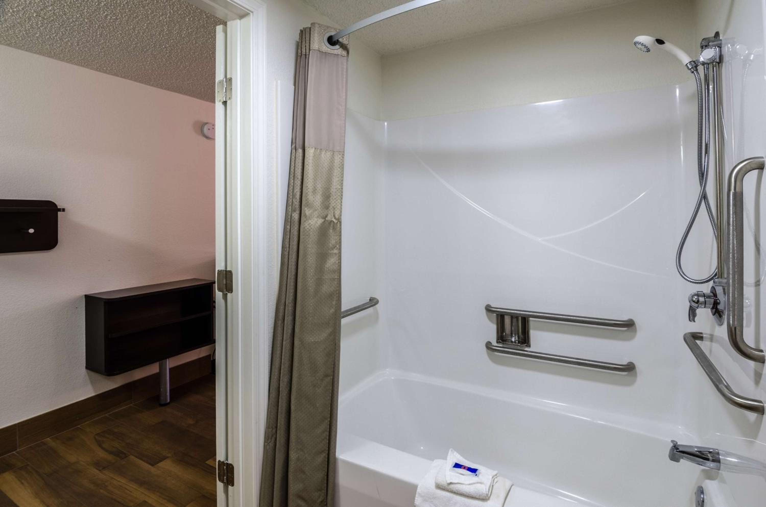 Quadruple Room - Disability Access - Smoking photo 3