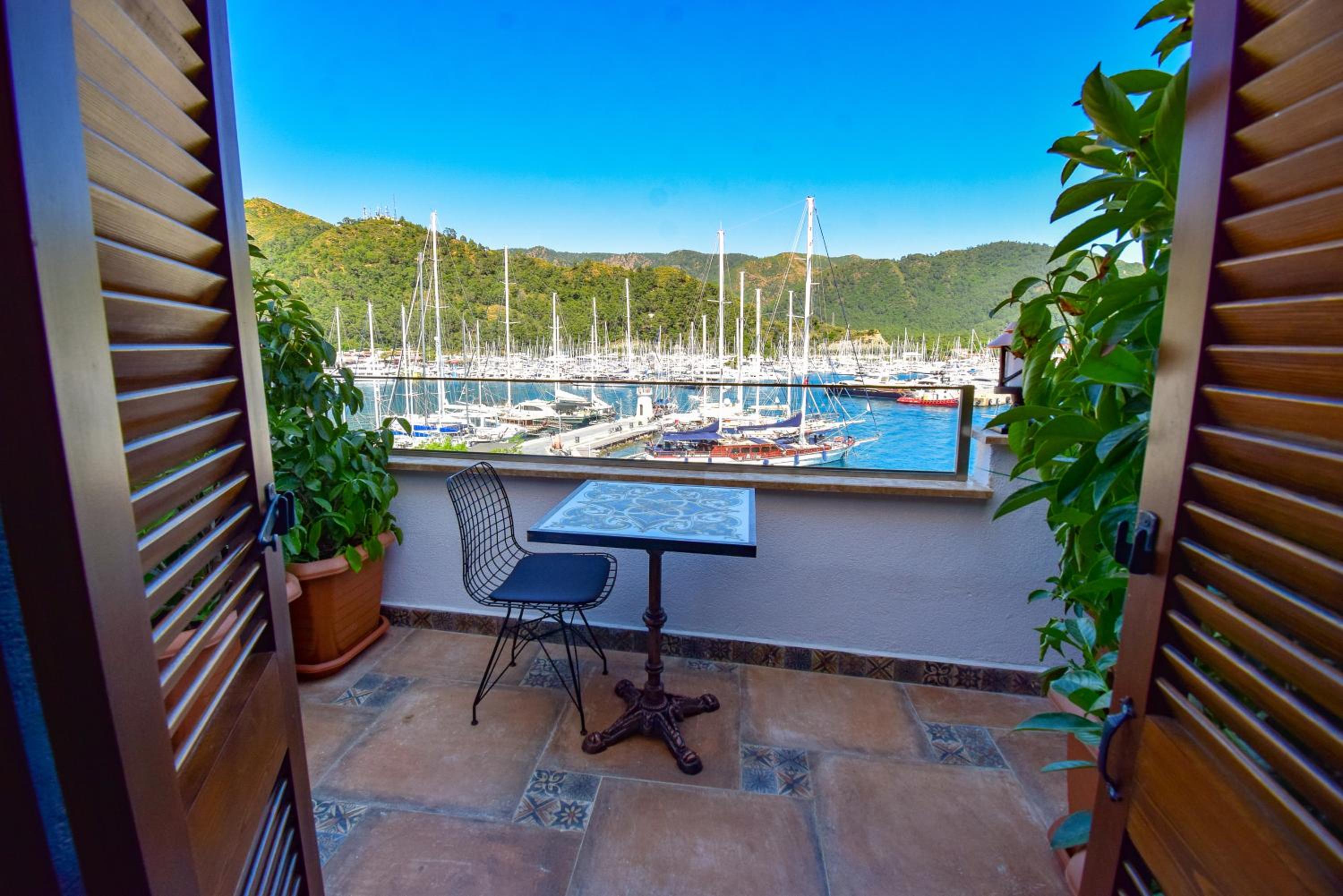 Double Room with Balcony and Sea View - Photo 10