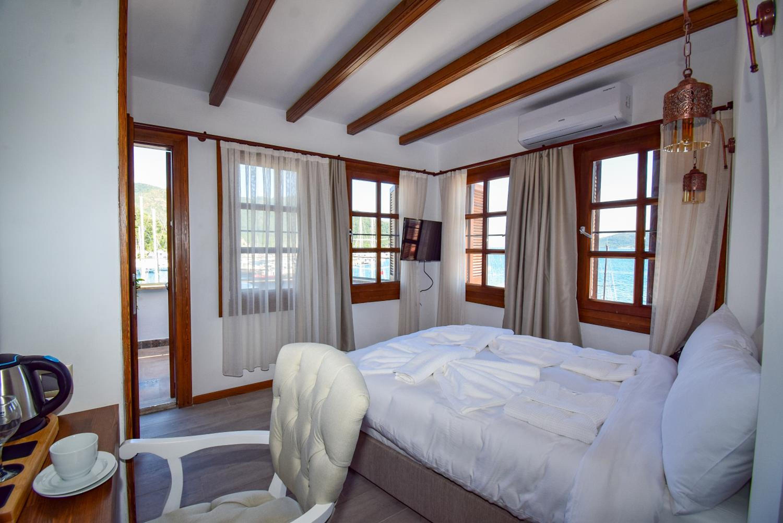 Double Room with Balcony and Sea View - Photo 1