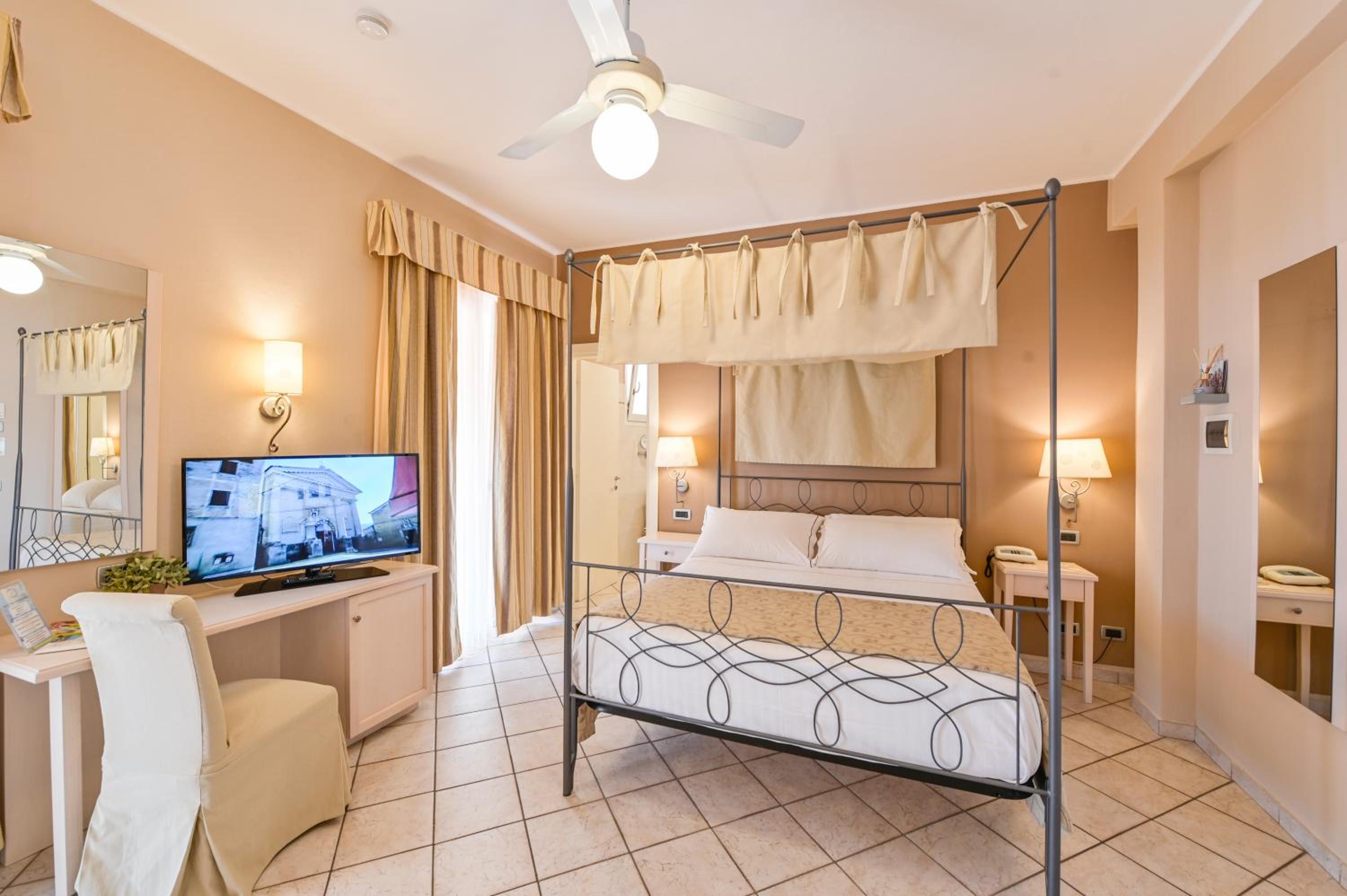 Deluxe Junior Suite photo 3