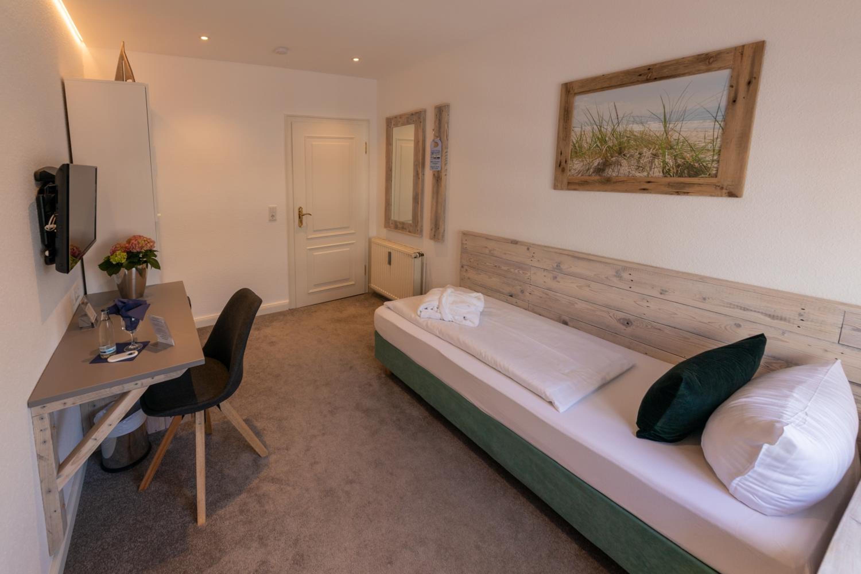 Superior Single Room thumbnail 6