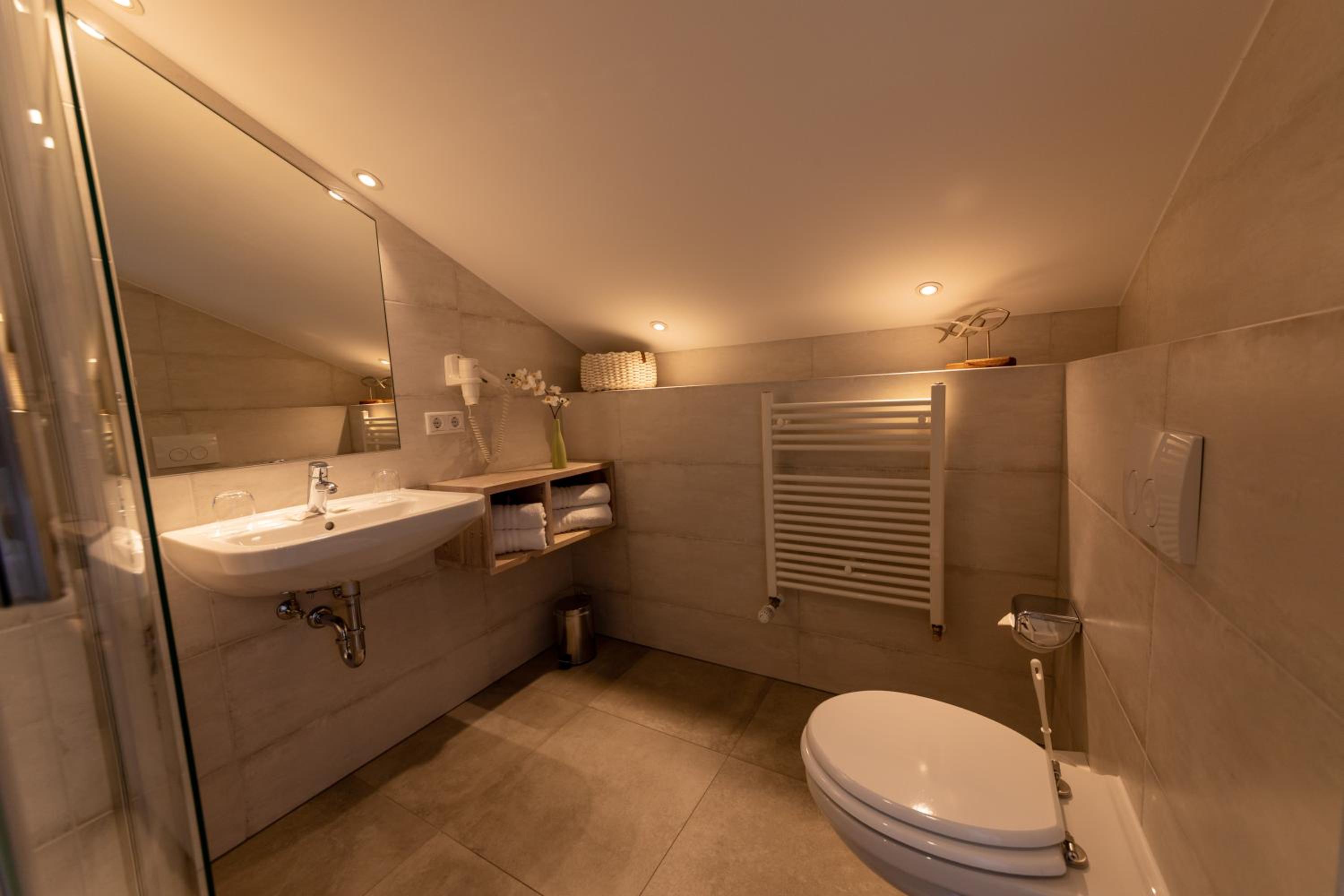 Deluxe Room thumbnail 5
