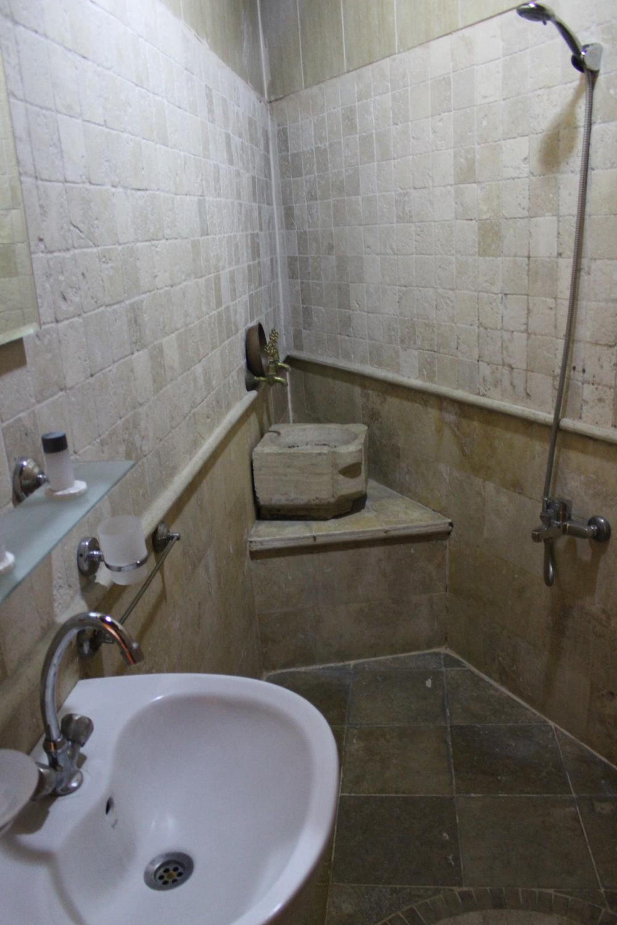 Panoramic Stone Room - Photo 4