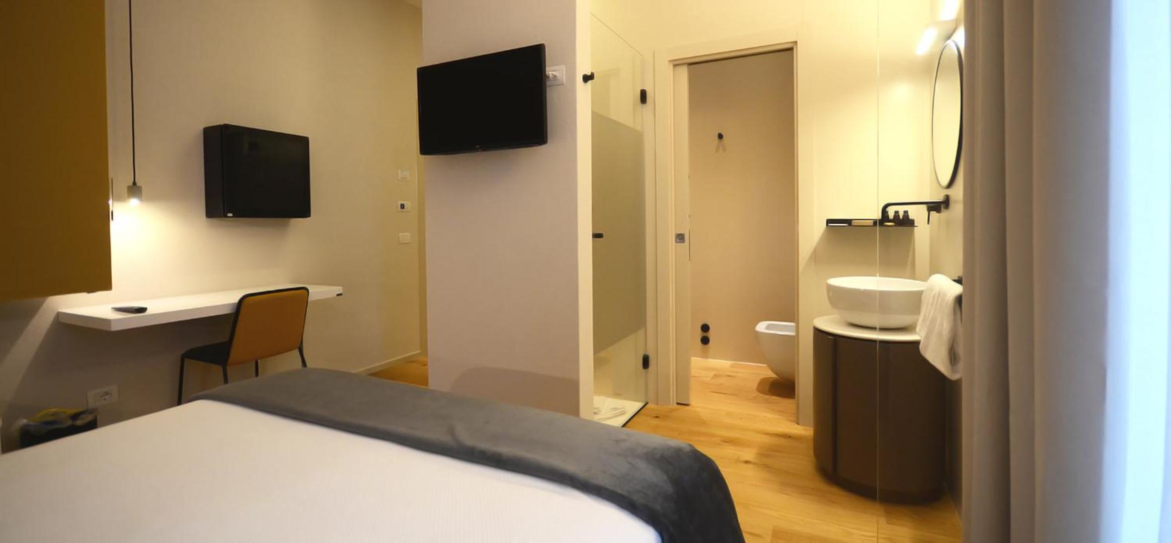 Superior Double Room with Balcony - Photo 1