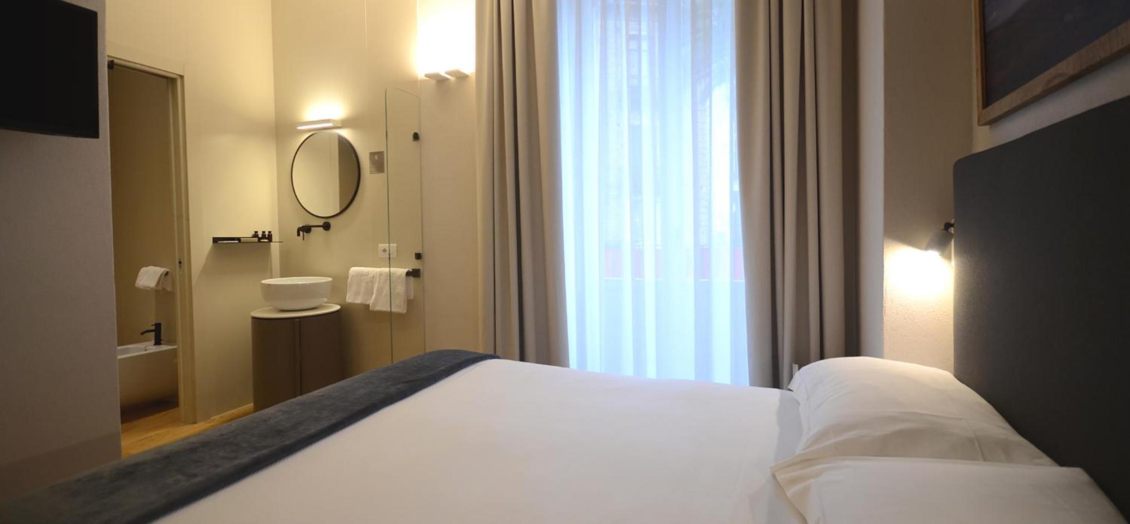 Superior Double Room with Balcony - Photo 2