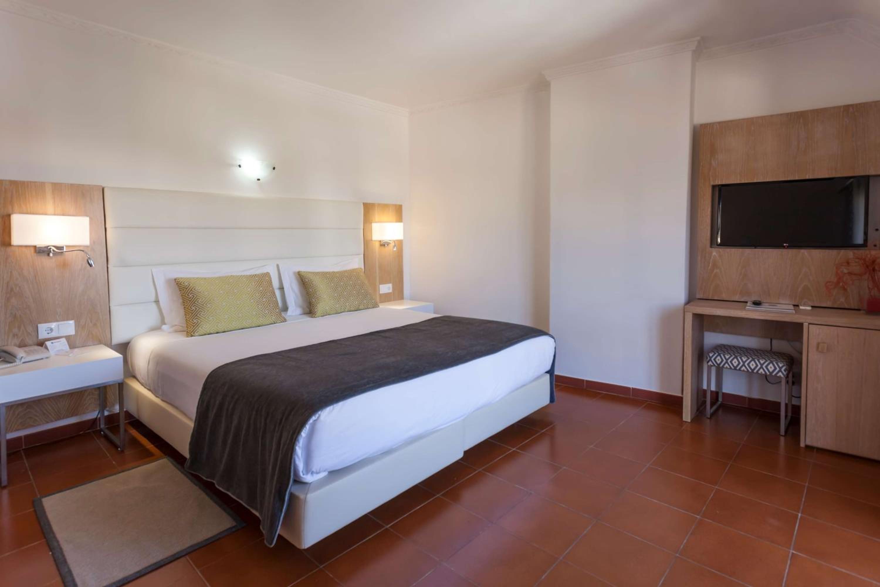 Suite with Double and Single Beds and Balcony - Photo 1