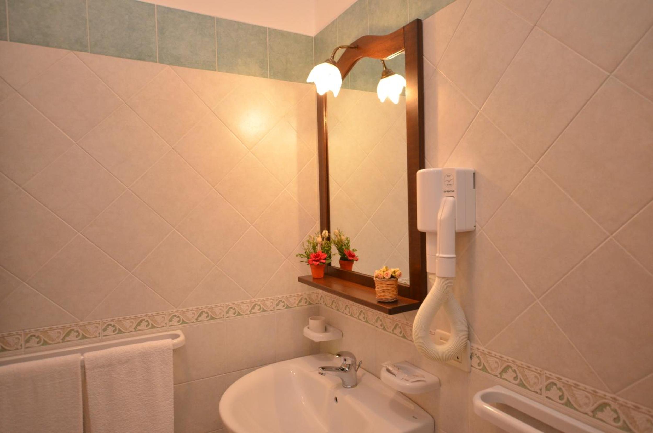 Standard Double Room - Photo 21
