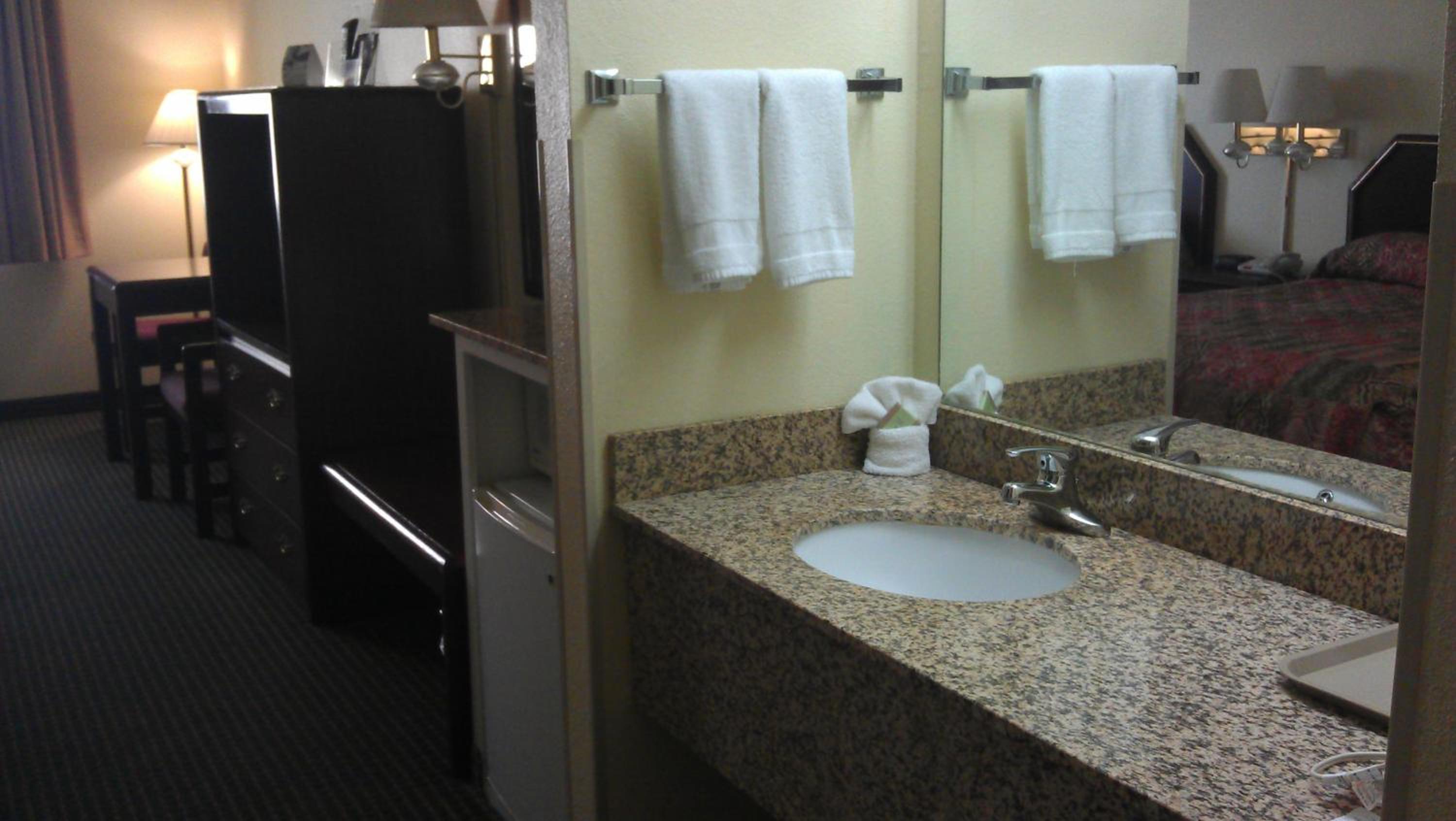 King Room - Non-Smoking - Photo 3