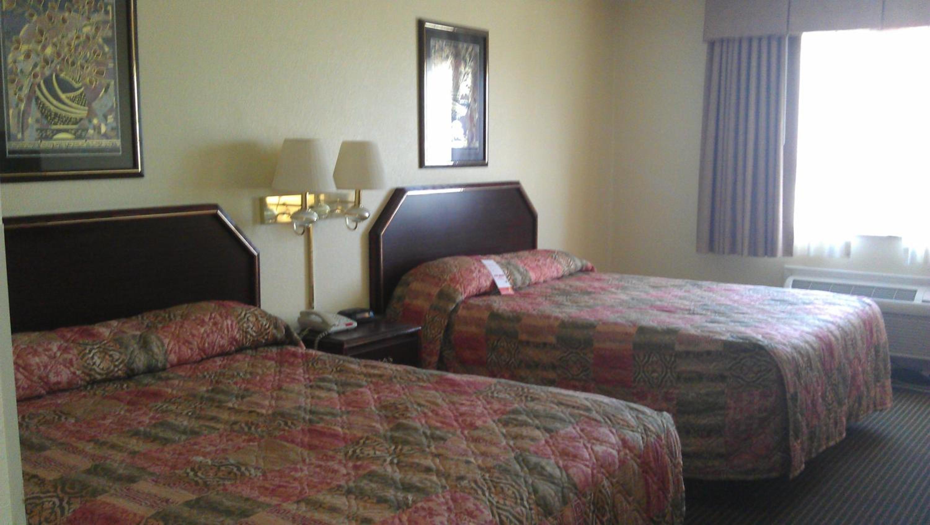 Queen Room with Two Queen Beds - Non-Smoking - Photo 4