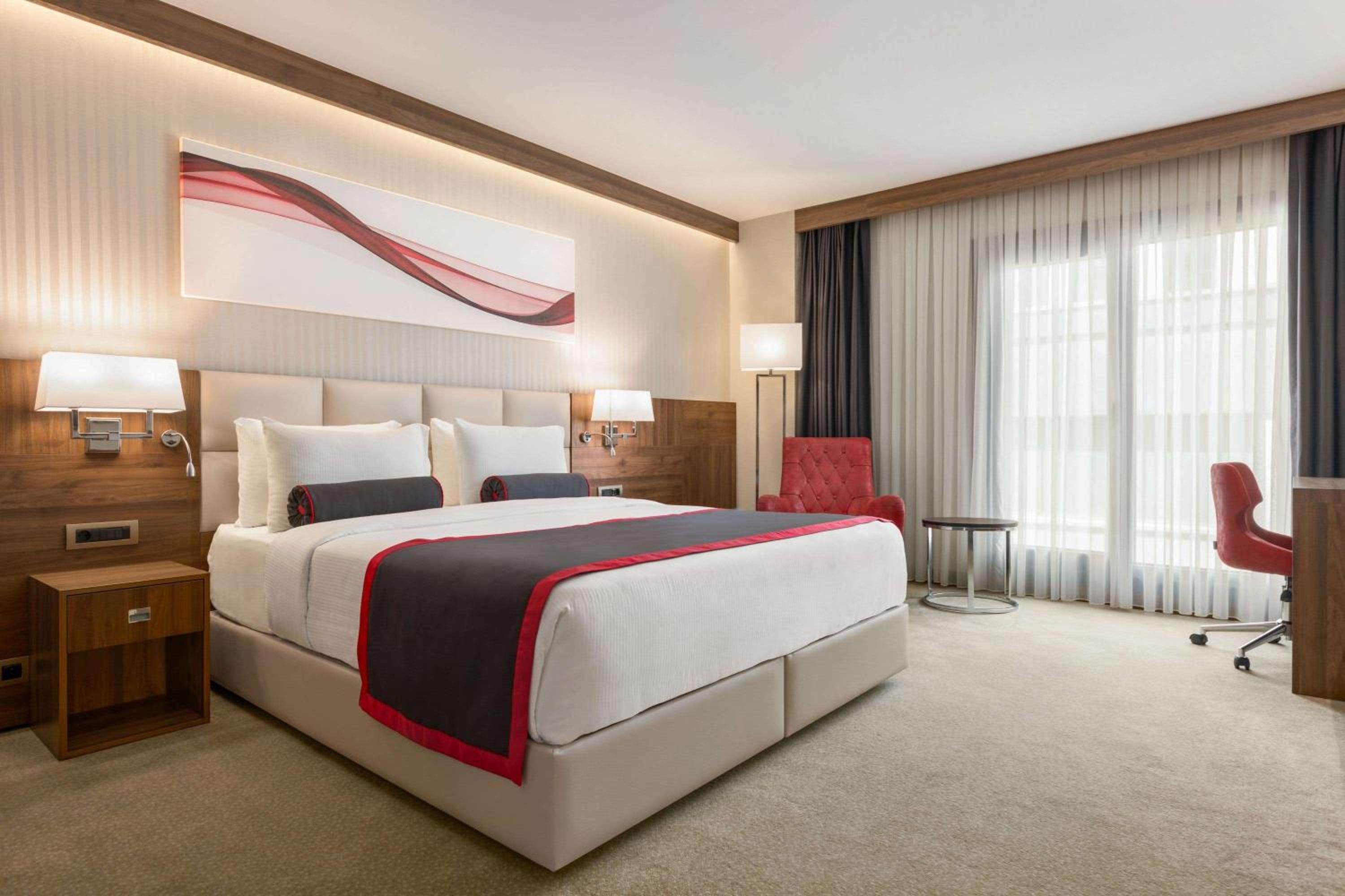 Deluxe Double Room with Balcony photo 2