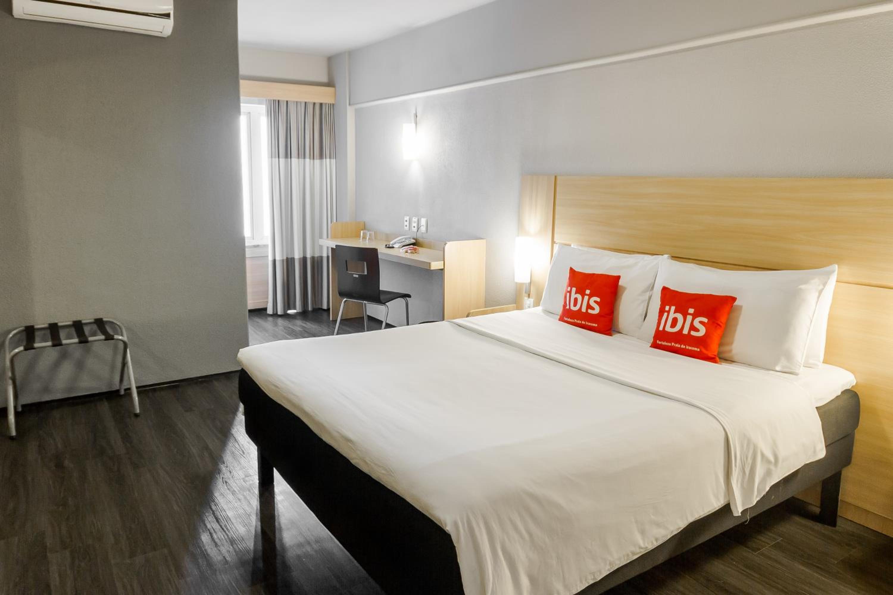 Executive One-Bedroom Apartment with Queen Bed and Partial Sea View photo 1
