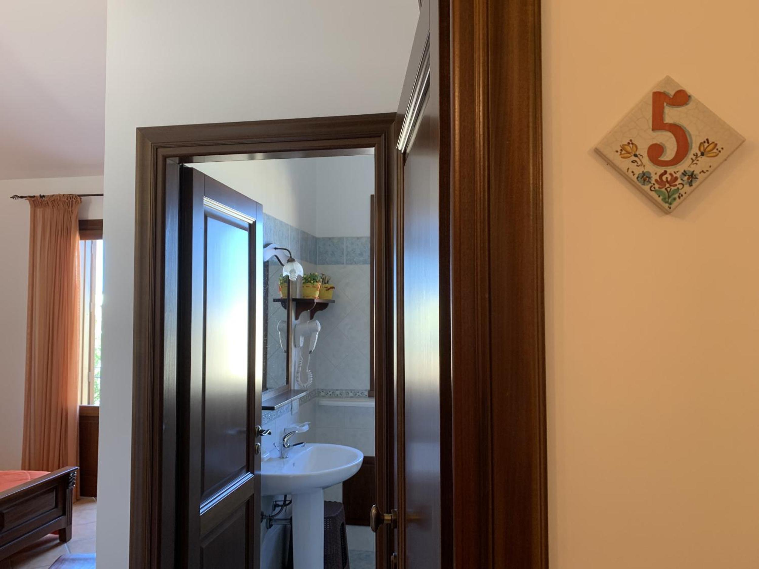 Superior Double Room with Balcony - Photo 3