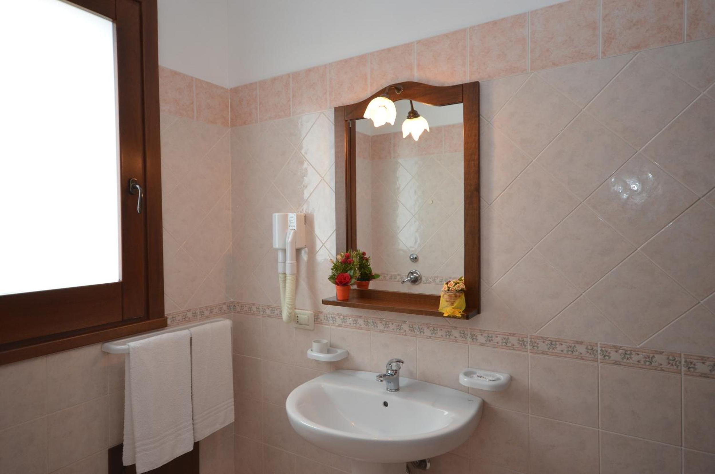 Superior Double Room with Balcony - Photo 4