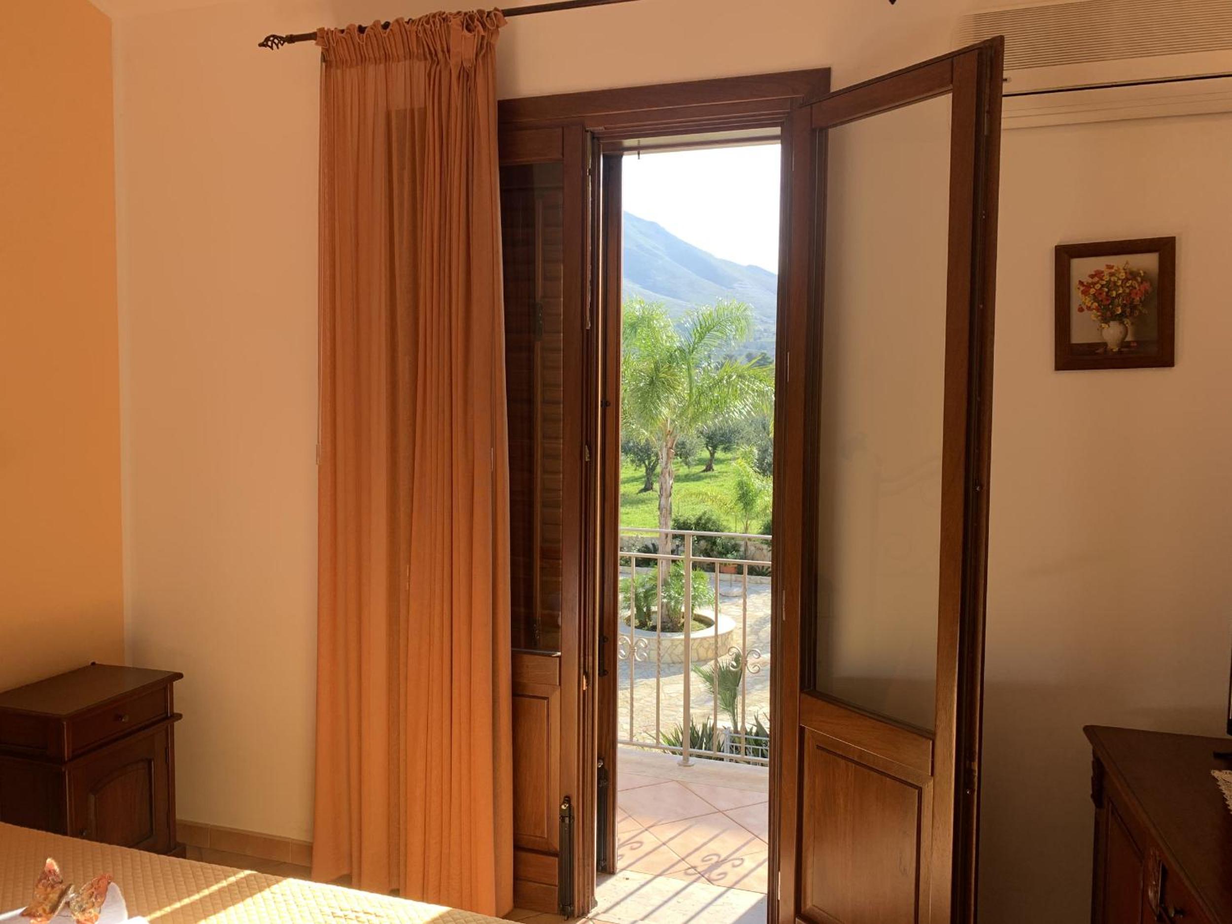 Superior Triple Room with Balcony - Photo 8