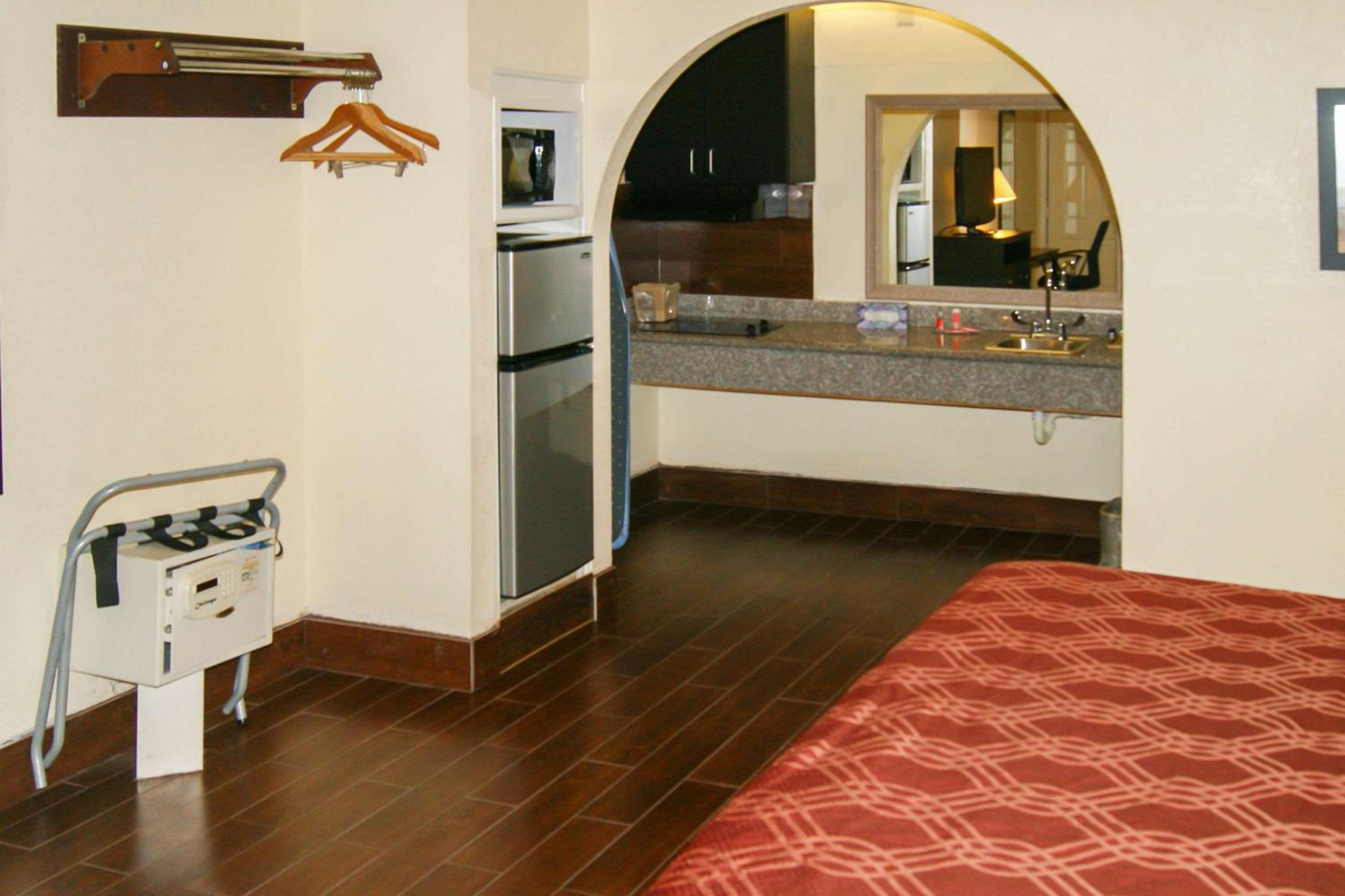 King Suite - Non-Smoking - Photo 5
