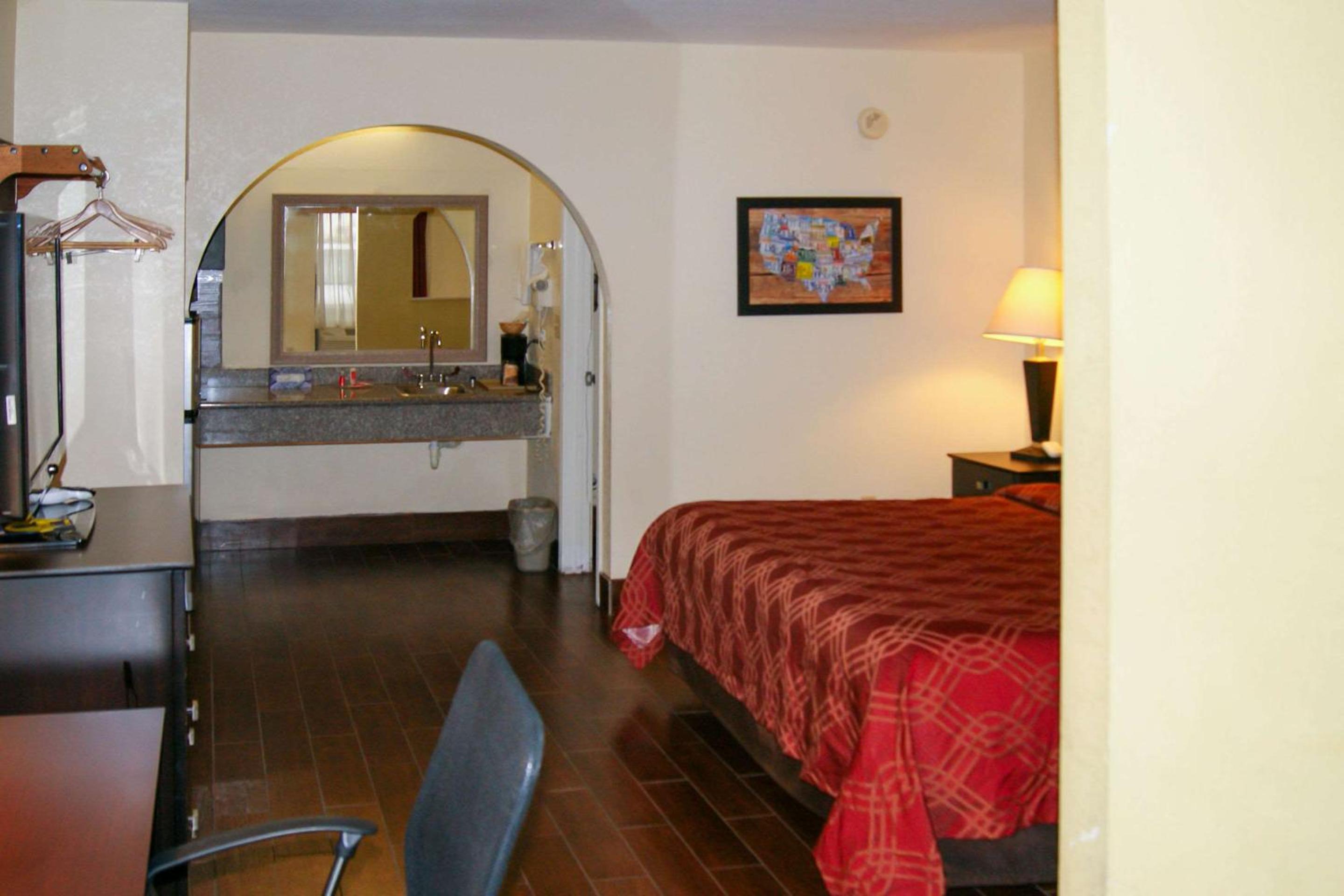 King Suite - Non-Smoking - Photo 6