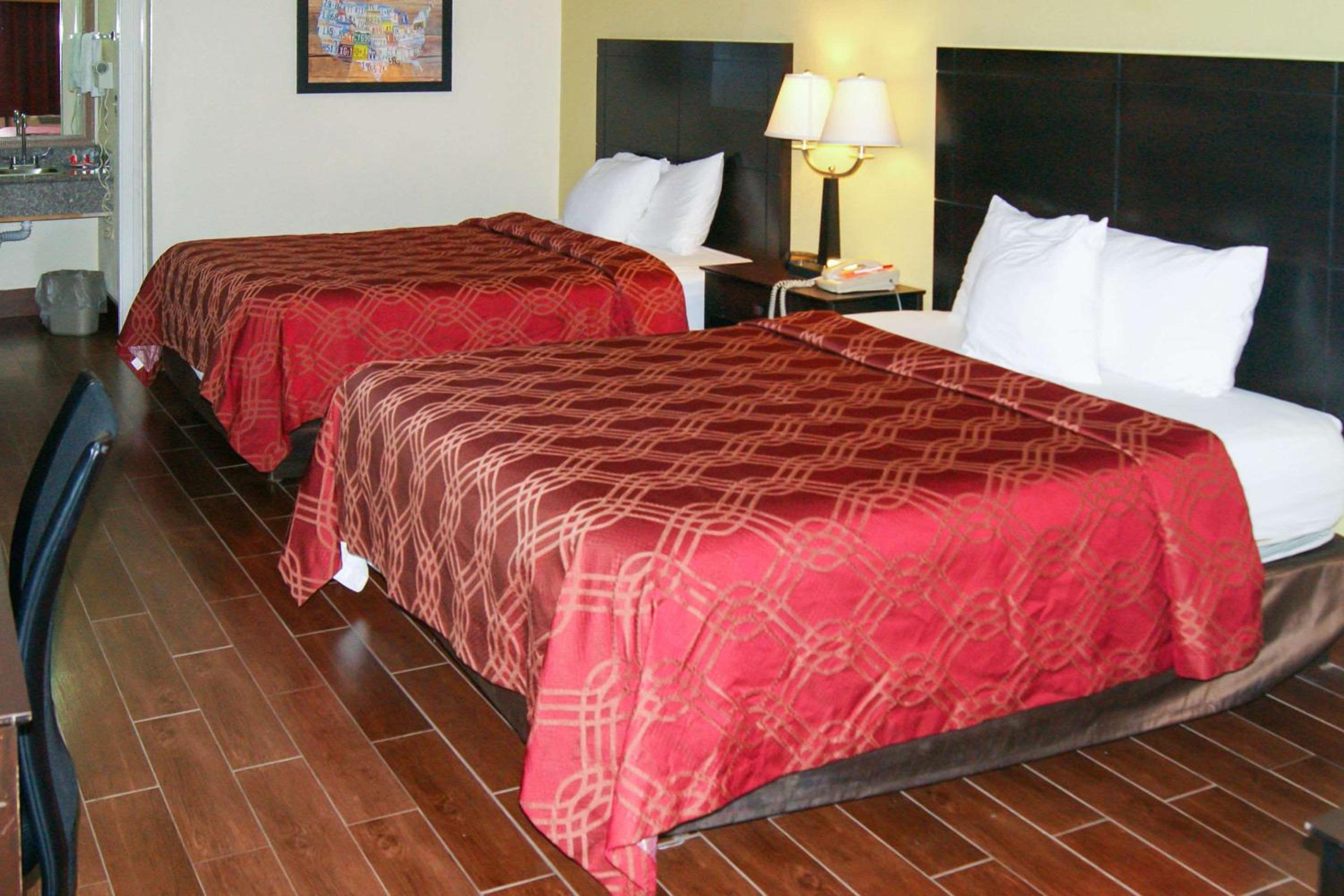 Queen Room with Two Queen Beds - Non-Smoking - Photo 3