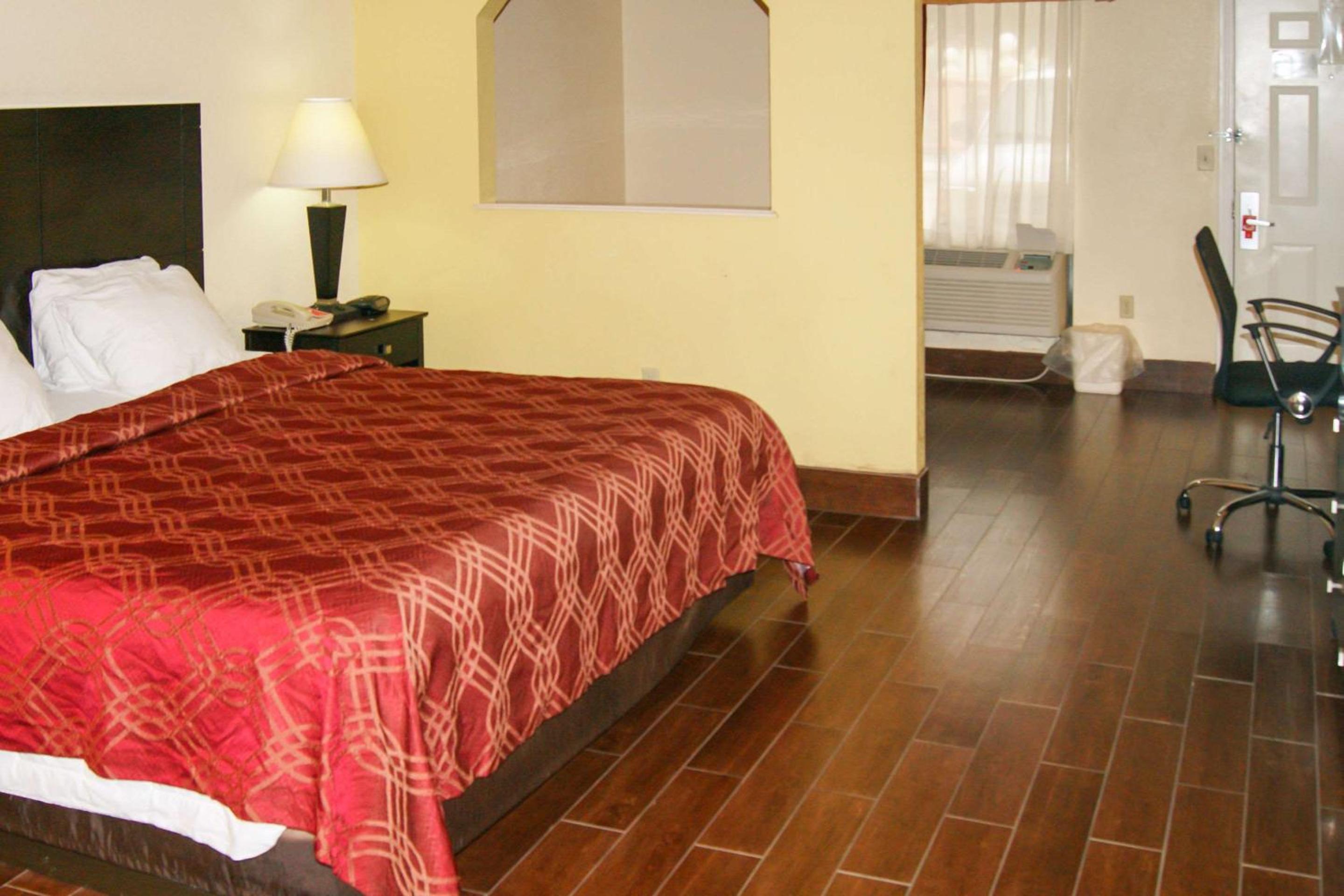 King Suite - Non-Smoking - Photo 8