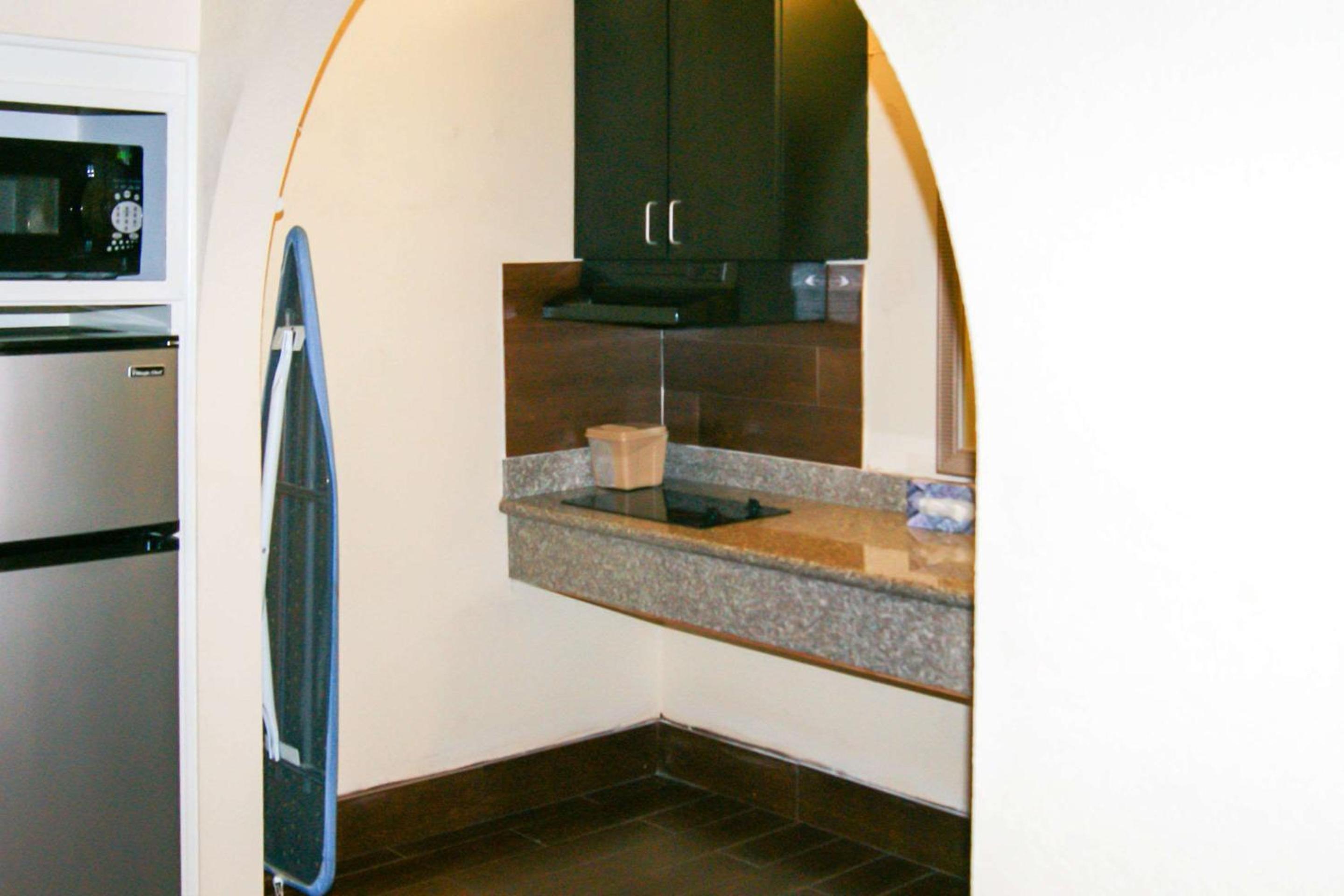 King Suite - Non-Smoking - Photo 4